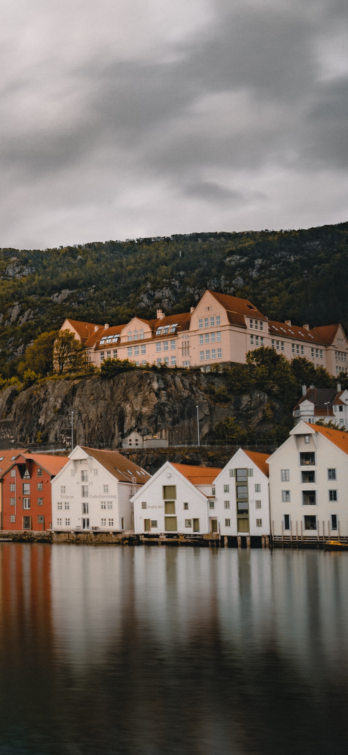 Casa de Hormigón Blanco y Marrón Cerca Del Cuerpo de Agua Durante el Día. Wallpaper in 1125x2436 Resolution