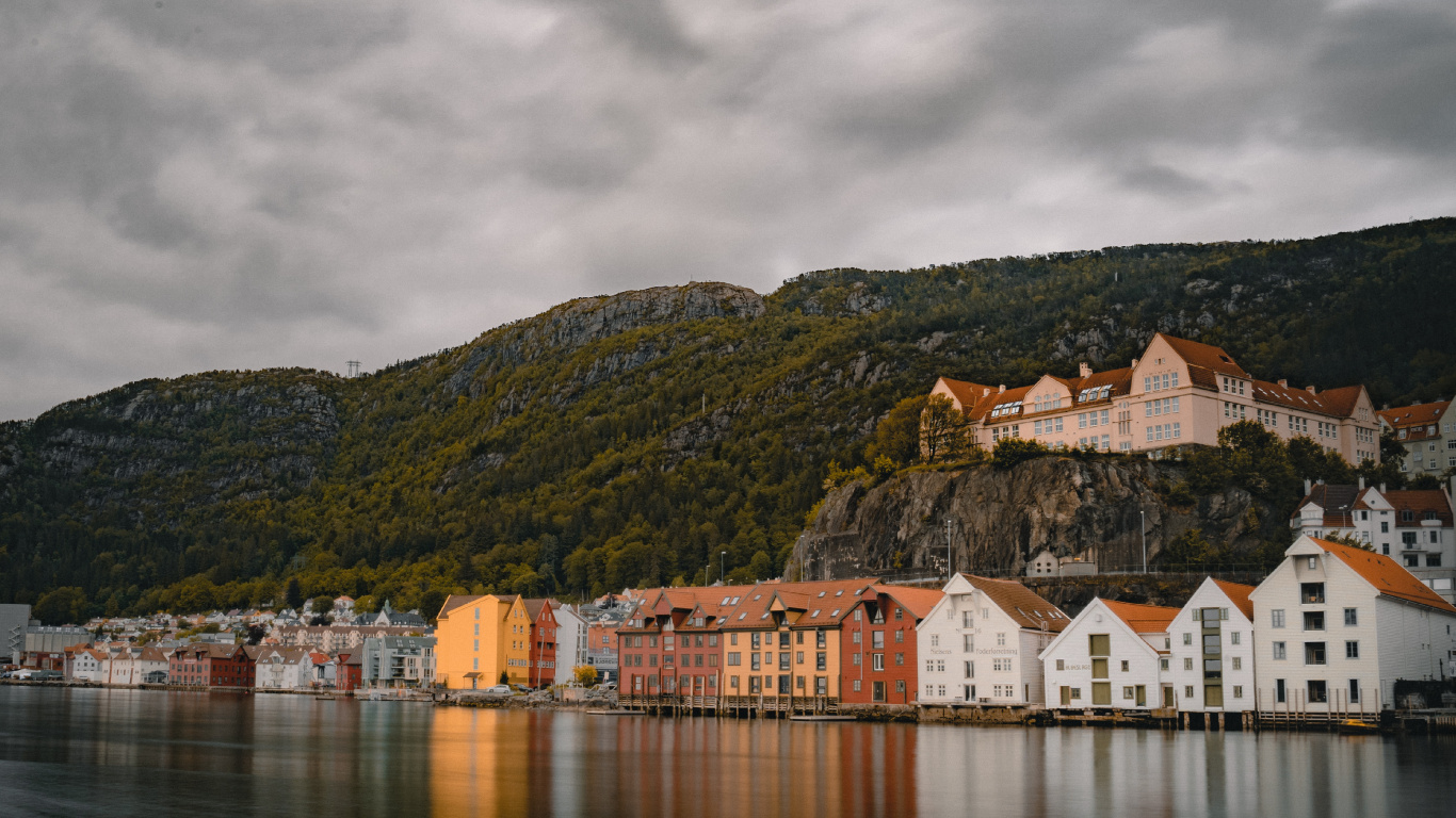 Maison en Béton Blanc et Marron Près D'un Plan D'eau Pendant la Journée. Wallpaper in 1366x768 Resolution