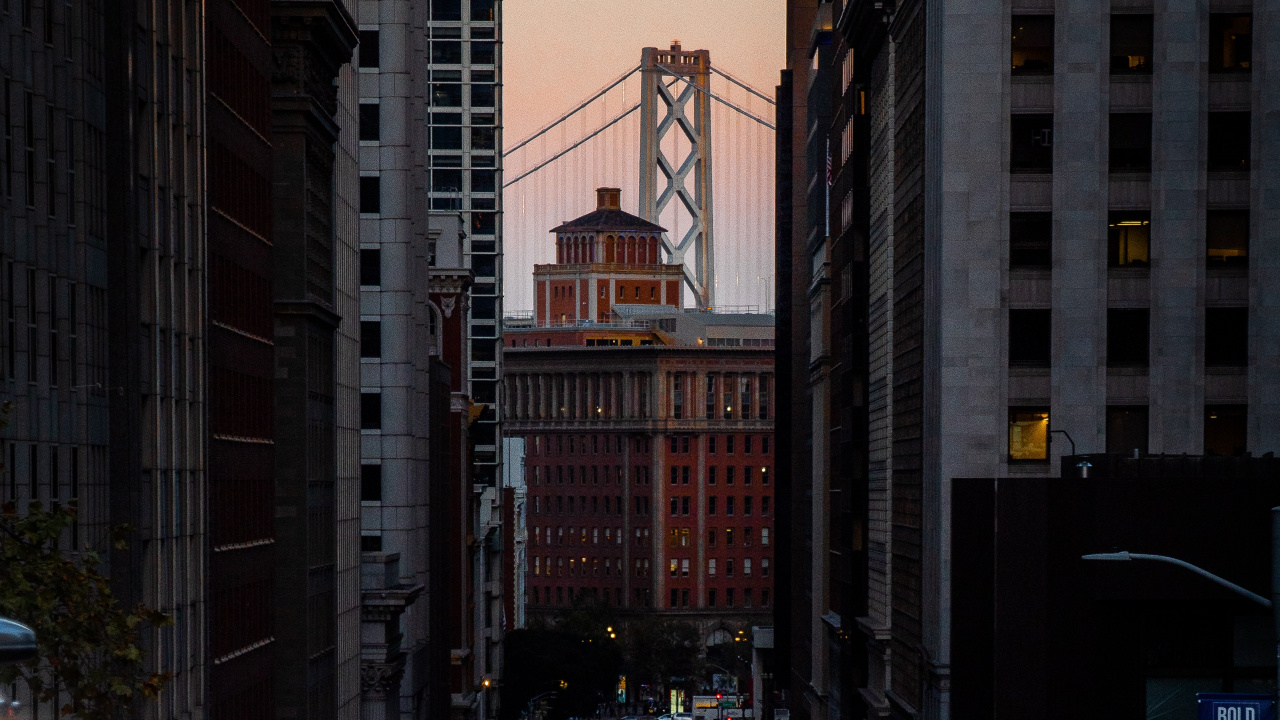 Voitures Sur Route Entre Les Immeubles de Grande Hauteur Pendant la Nuit. Wallpaper in 1280x720 Resolution