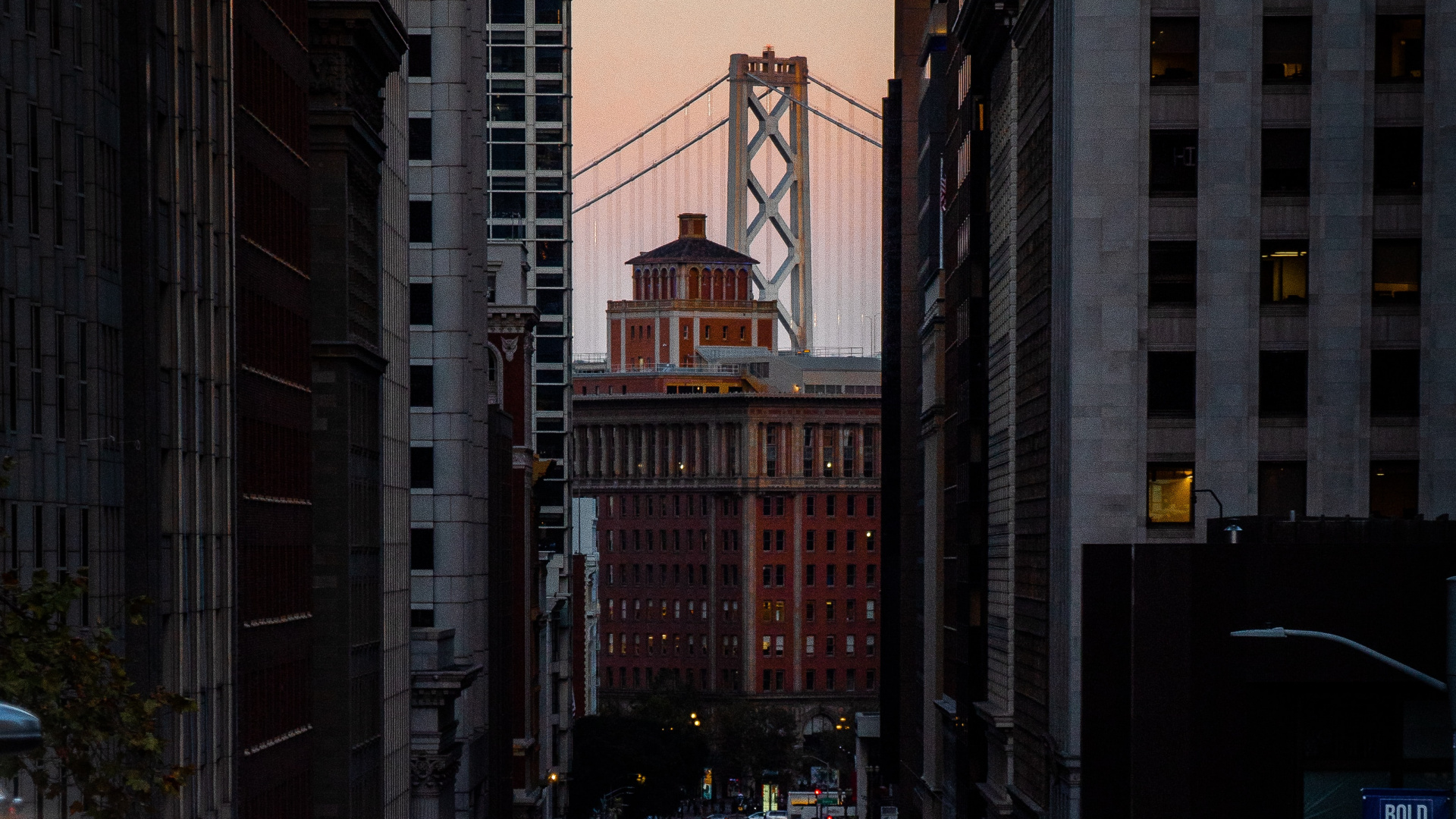 Autos Auf Der Straße Zwischen Hochhäusern Während Der Nacht. Wallpaper in 1920x1080 Resolution
