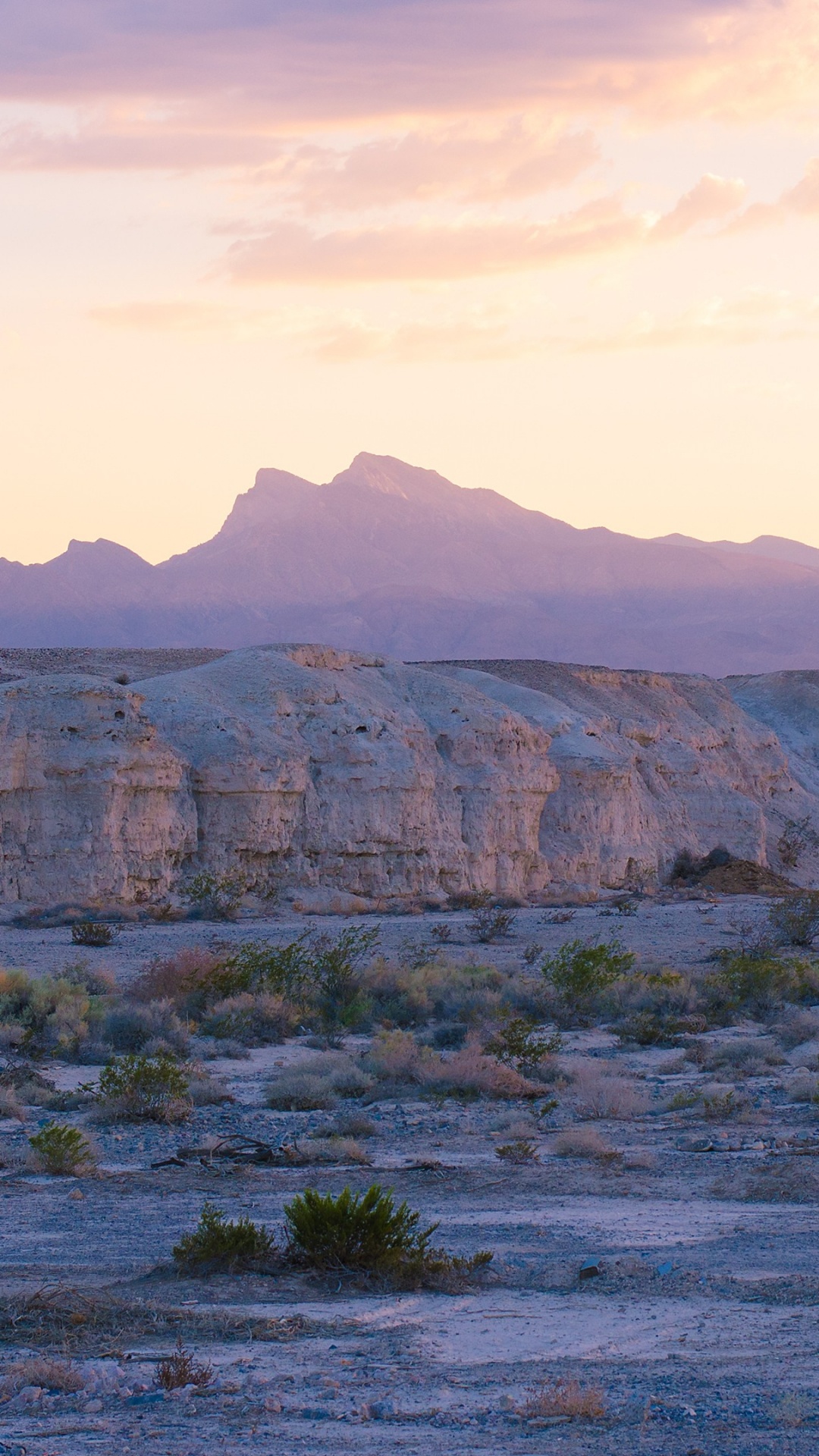Montaña Rocosa Marrón Bajo Nubes Blancas Durante el Día. Wallpaper in 1080x1920 Resolution