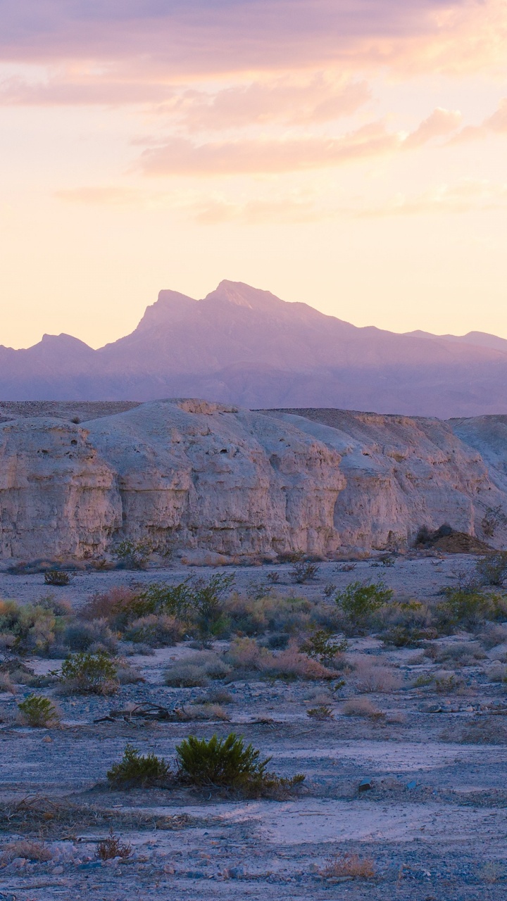 Montagne Rocheuse Brune Sous Des Nuages Blancs Pendant la Journée. Wallpaper in 720x1280 Resolution