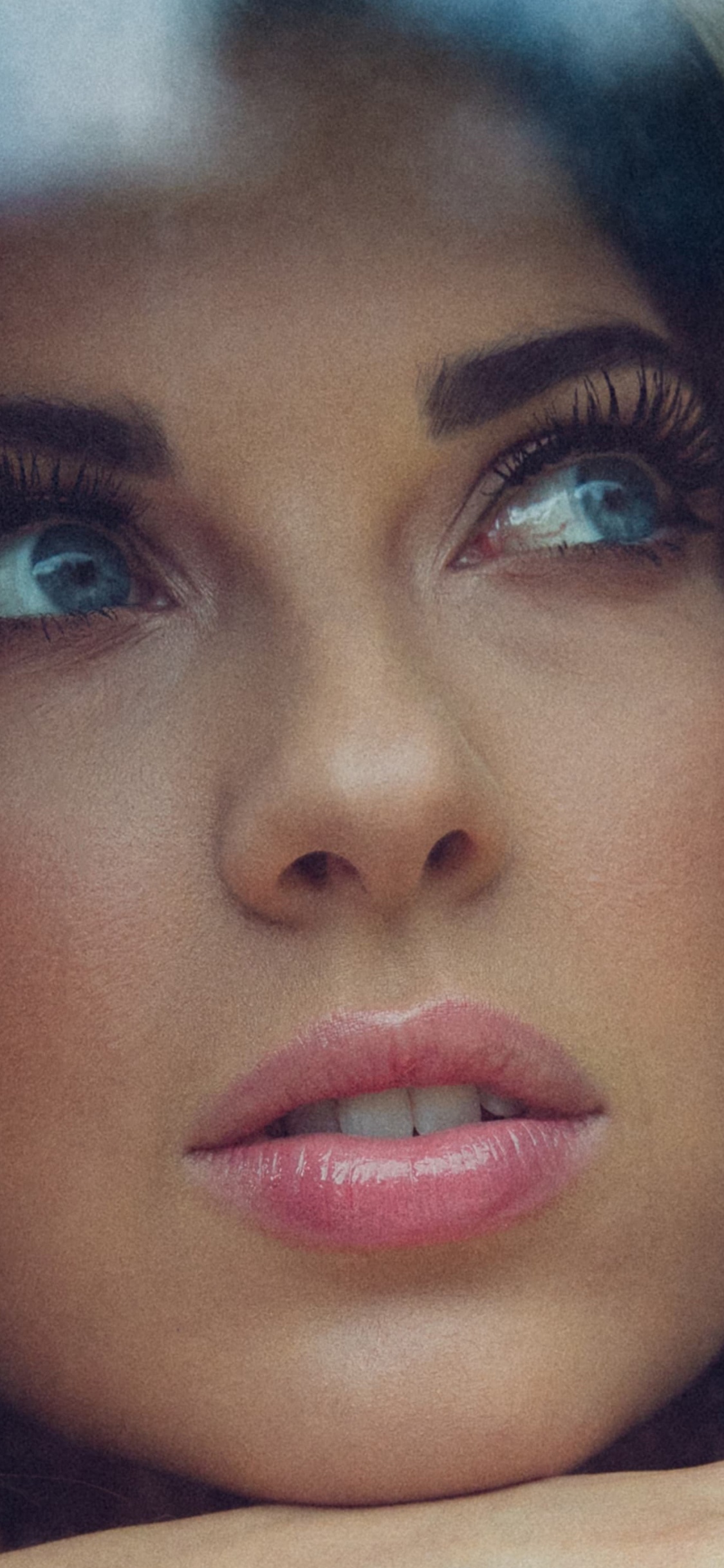 Joue, Tête, Cheveu, Face, Beauté. Wallpaper in 1125x2436 Resolution