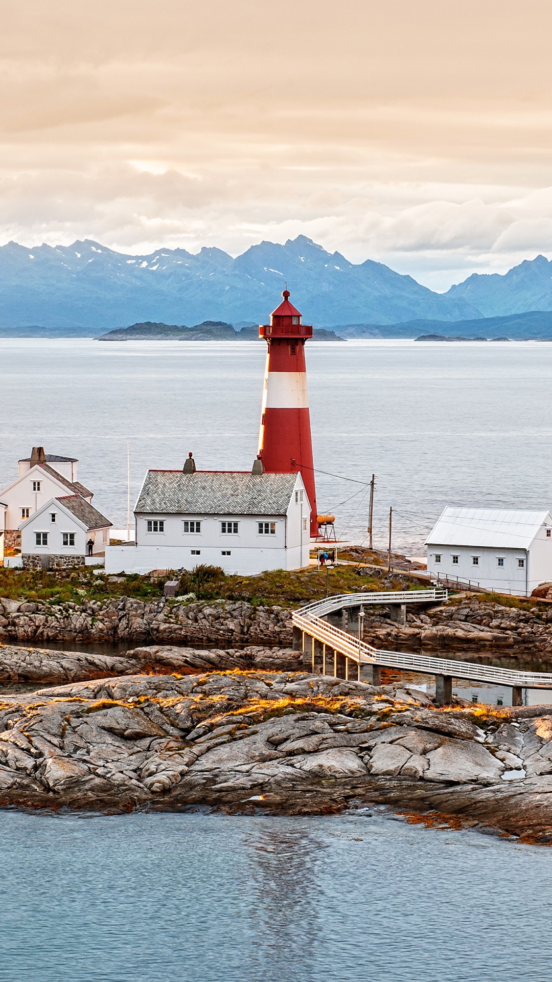 White and Red Lighthouse Near Body of Water During Daytime. Wallpaper in 1080x1920 Resolution