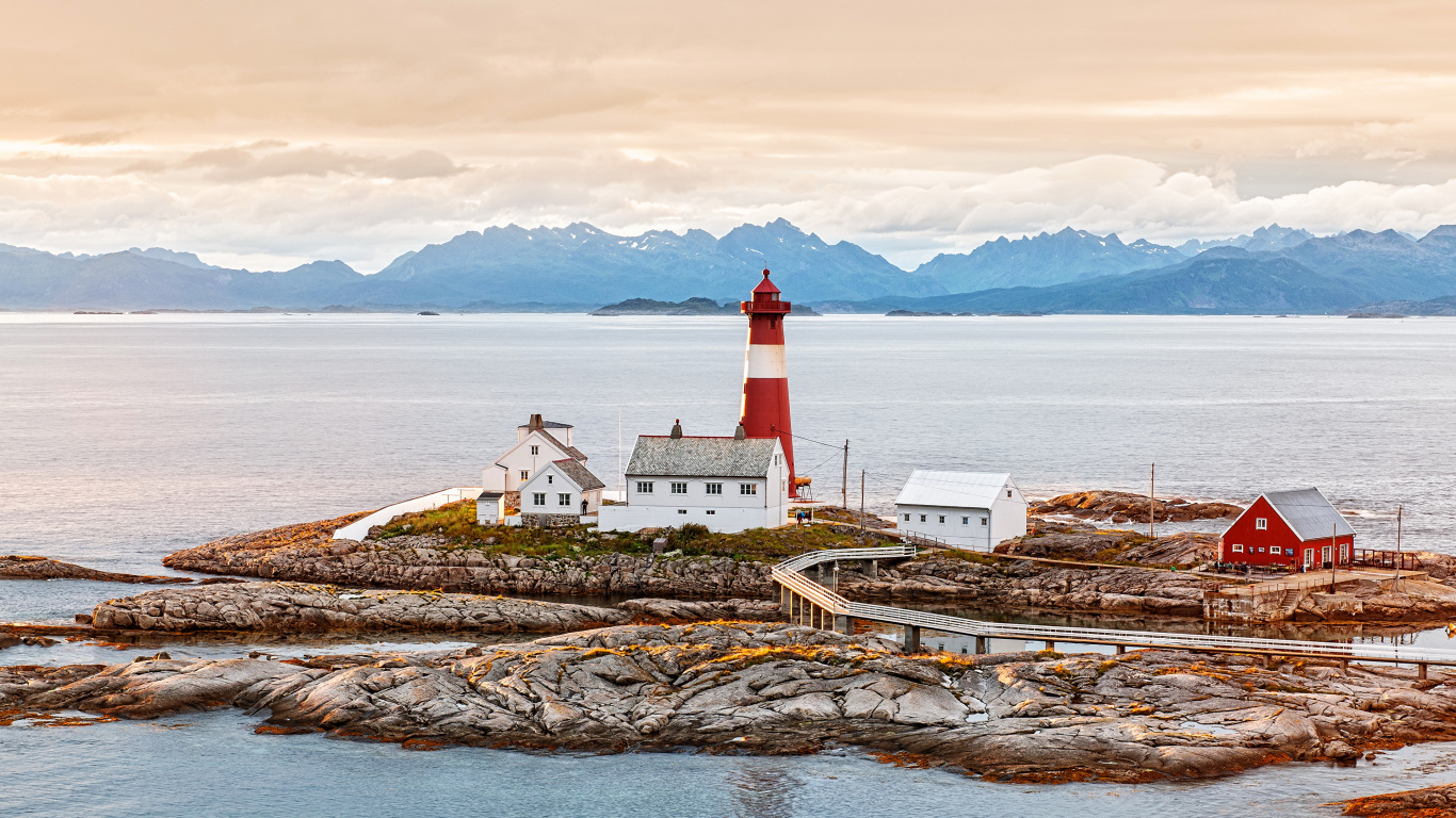 White and Red Lighthouse Near Body of Water During Daytime. Wallpaper in 1366x768 Resolution