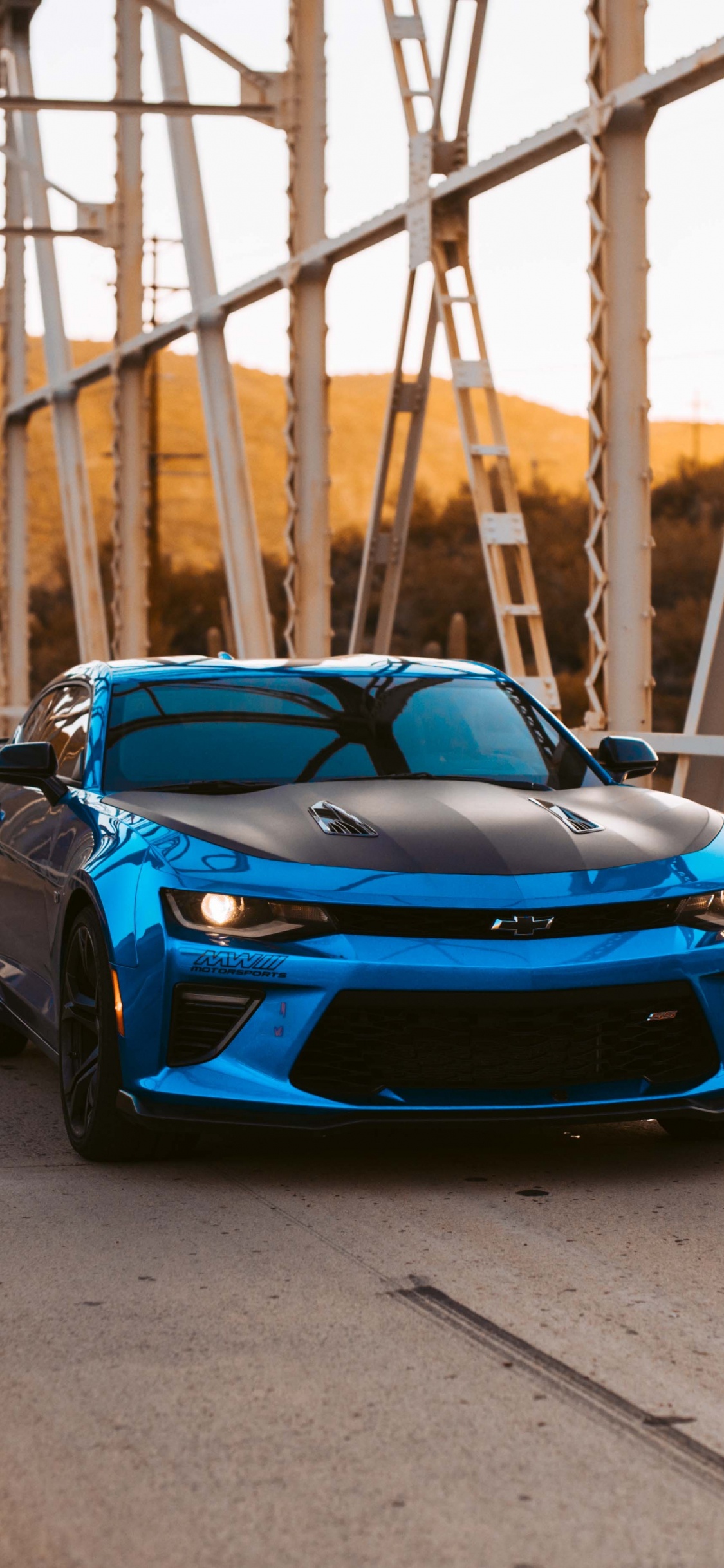 Blaues Bmw m 3 Coupe Tagsüber Auf Der Brücke Geparkt. Wallpaper in 1125x2436 Resolution