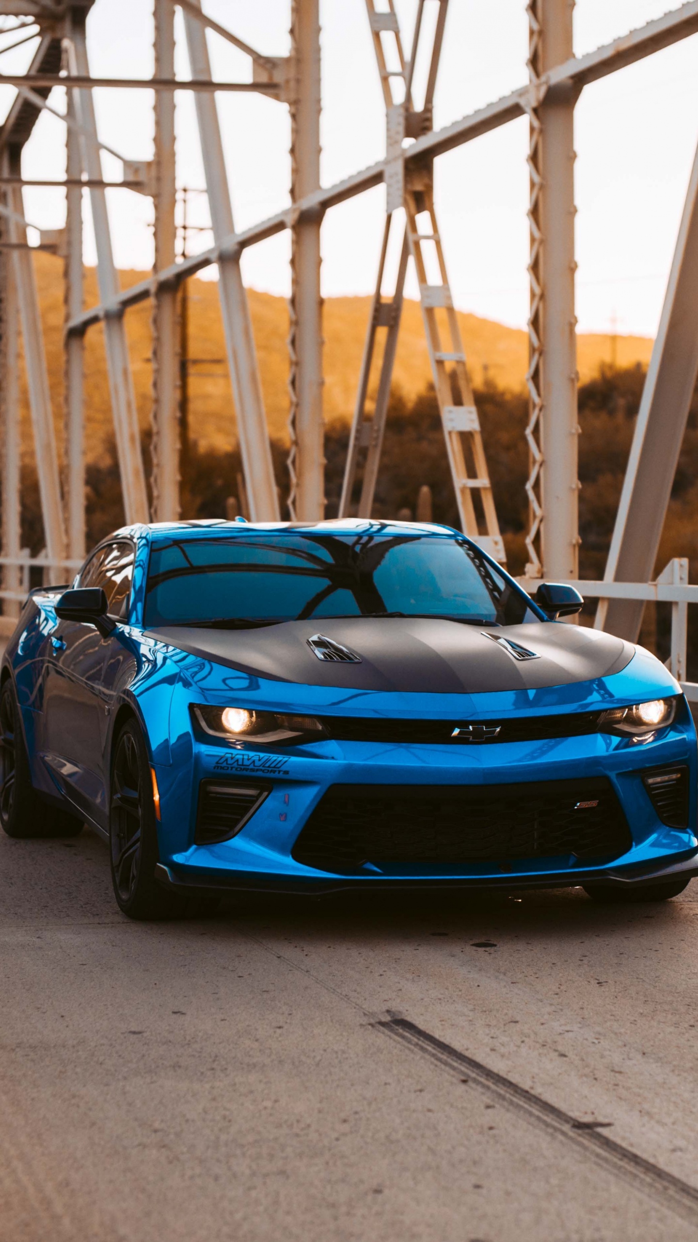 Blaues Bmw m 3 Coupe Tagsüber Auf Der Brücke Geparkt. Wallpaper in 1440x2560 Resolution