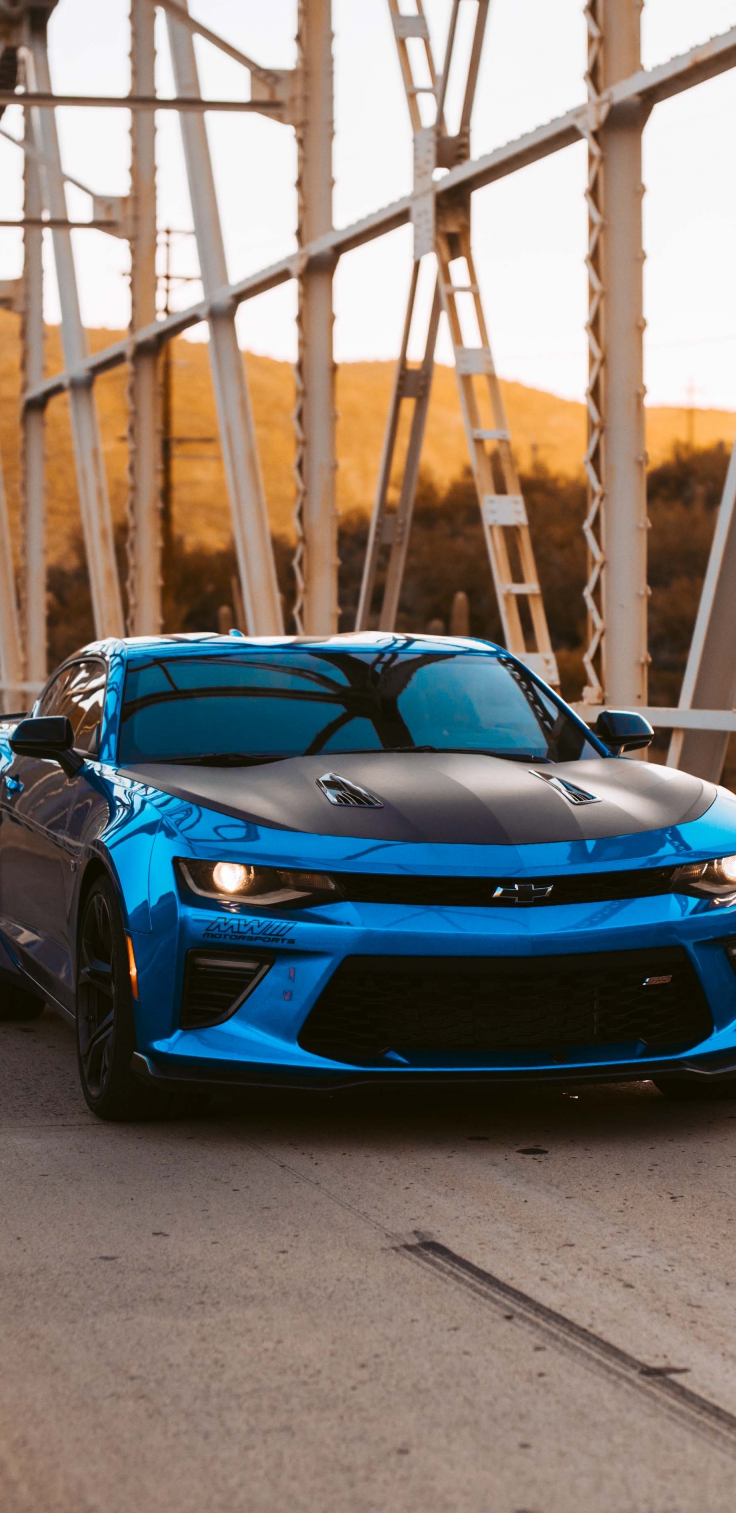 Blaues Bmw m 3 Coupe Tagsüber Auf Der Brücke Geparkt. Wallpaper in 1440x2960 Resolution