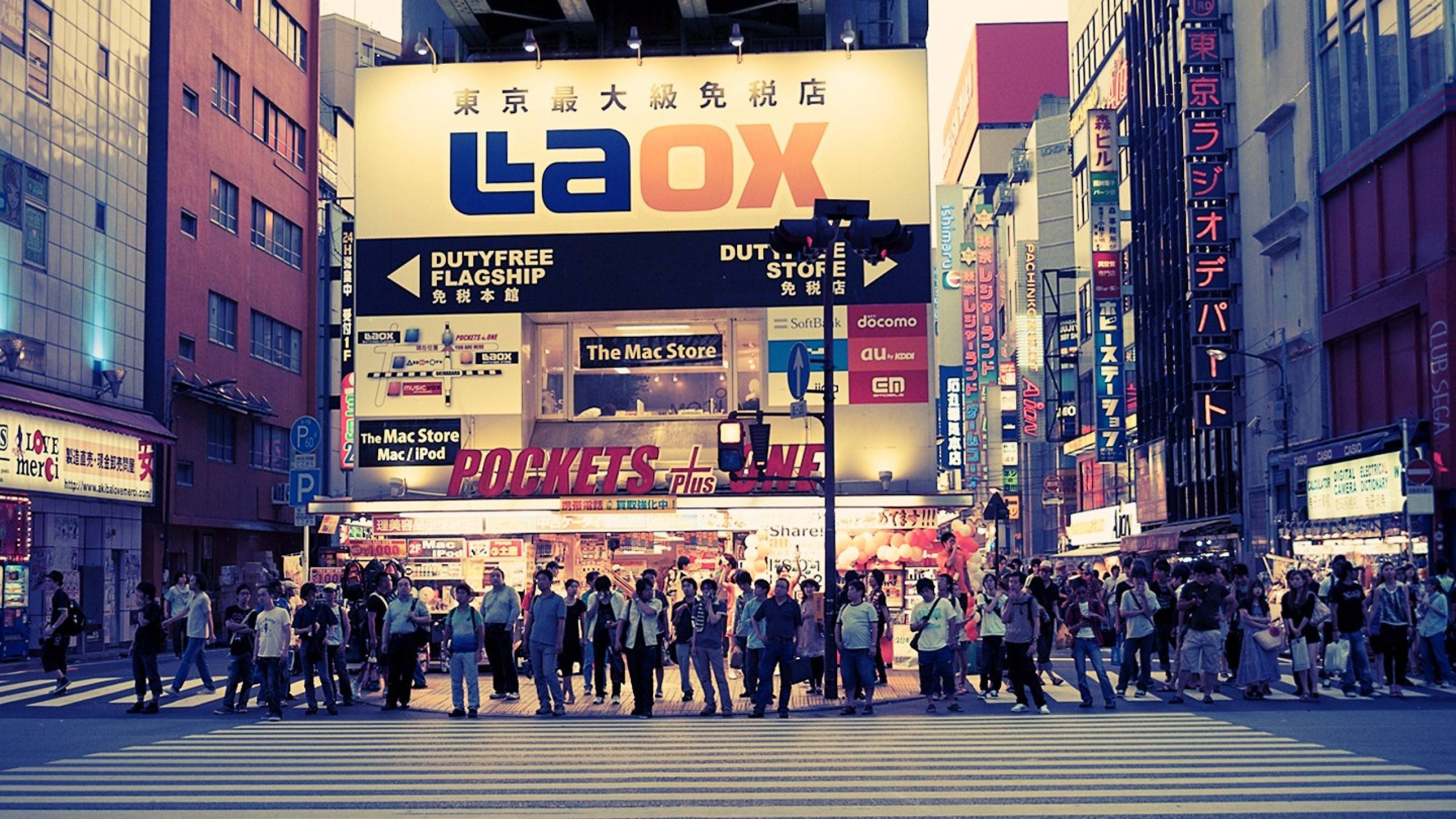 People Walking on Street During Daytime. Wallpaper in 2560x1440 Resolution
