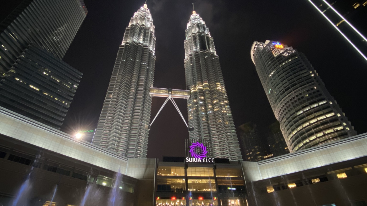 Tours Petronas, Kuala Lumpur, Malaisie, Les Tours Jumelles Petronas, Nuit. Wallpaper in 1280x720 Resolution