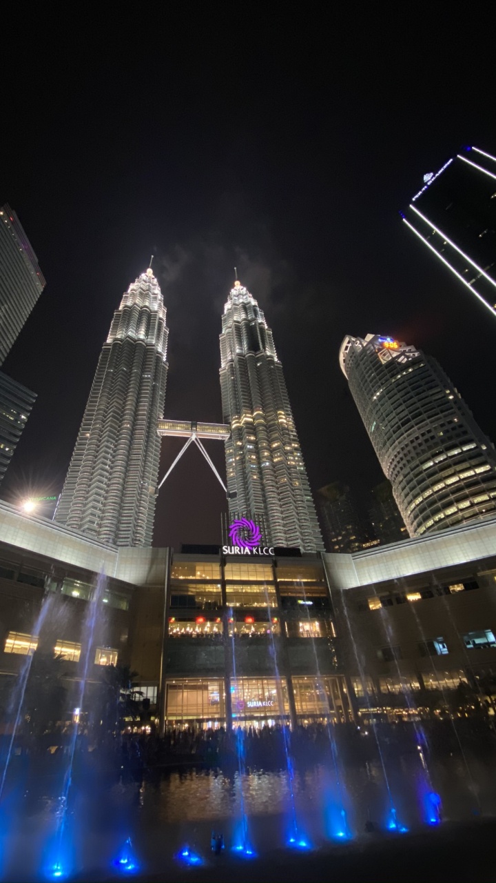 Tours Petronas, Kuala Lumpur, Malaisie, Les Tours Jumelles Petronas, Nuit. Wallpaper in 720x1280 Resolution