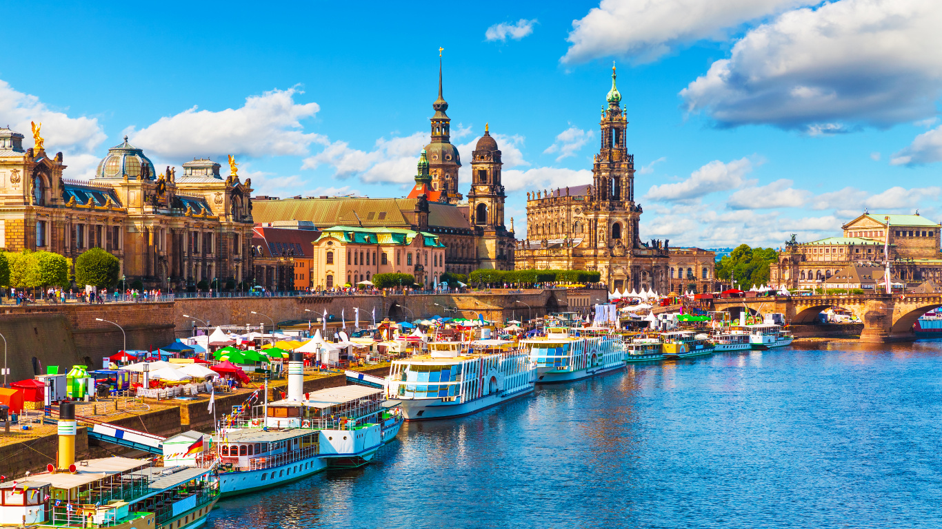 Barco en el Muelle Cerca de Los Edificios Durante el Día.. Wallpaper in 1366x768 Resolution