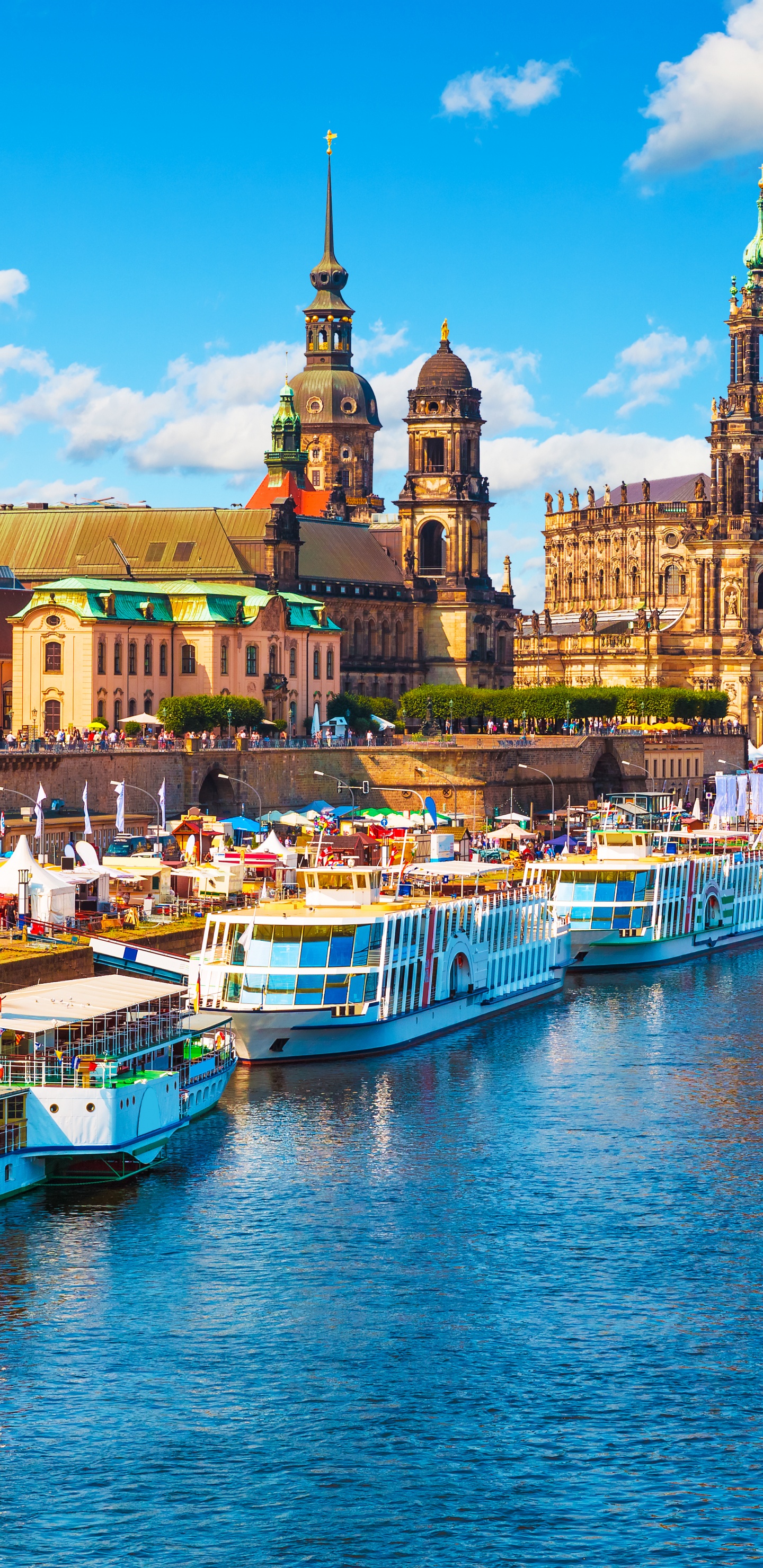 Boot am Dock in Der Nähe Von Gebäuden Tagsüber. Wallpaper in 1440x2960 Resolution