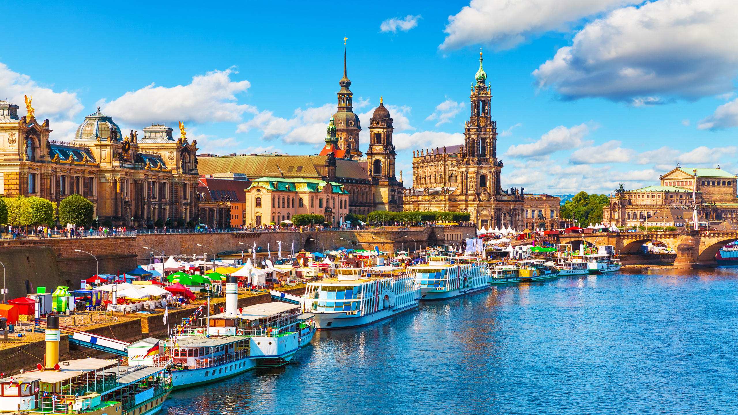 Boat on Dock Near Buildings During Daytime. Wallpaper in 2560x1440 Resolution