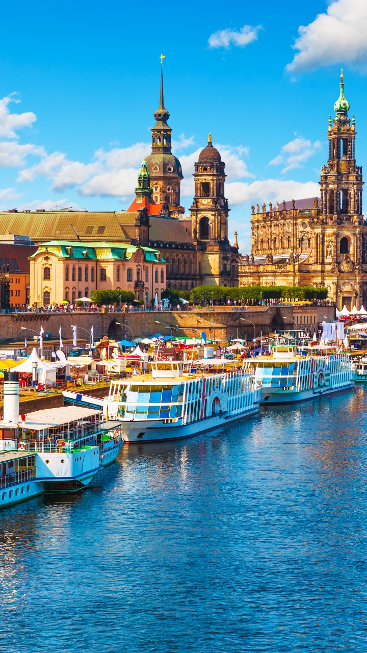 Bateau Sur le Quai Près Des Bâtiments Pendant la Journée. Wallpaper in 720x1280 Resolution