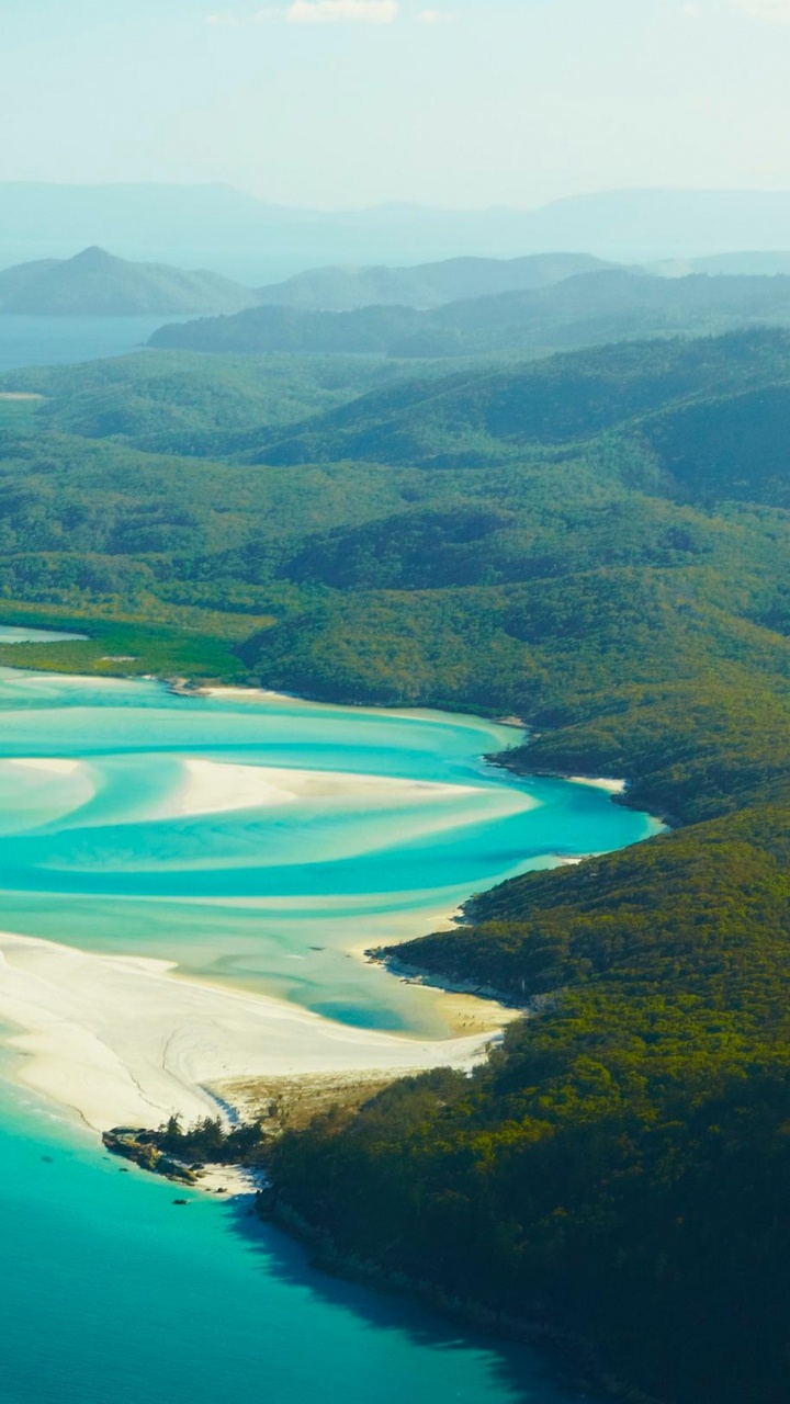 Tagsüber Grüne Und Braune Berge Neben Blauem See. Wallpaper in 720x1280 Resolution