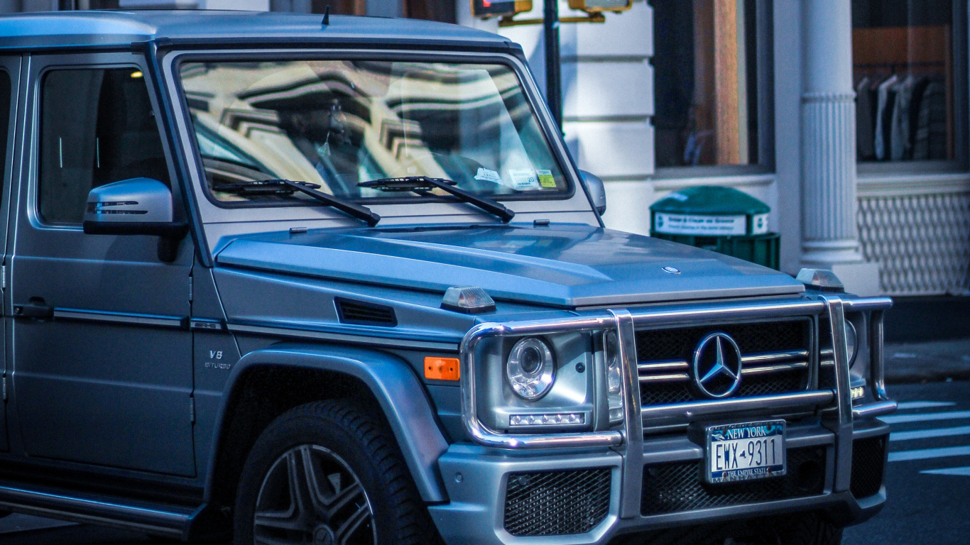 Blauer Mercedes-Benz G-Klasse-Geländewagen, Der Tagsüber Neben Einem Weißen Betongebäude Geparkt Ist?. Wallpaper in 1366x768 Resolution