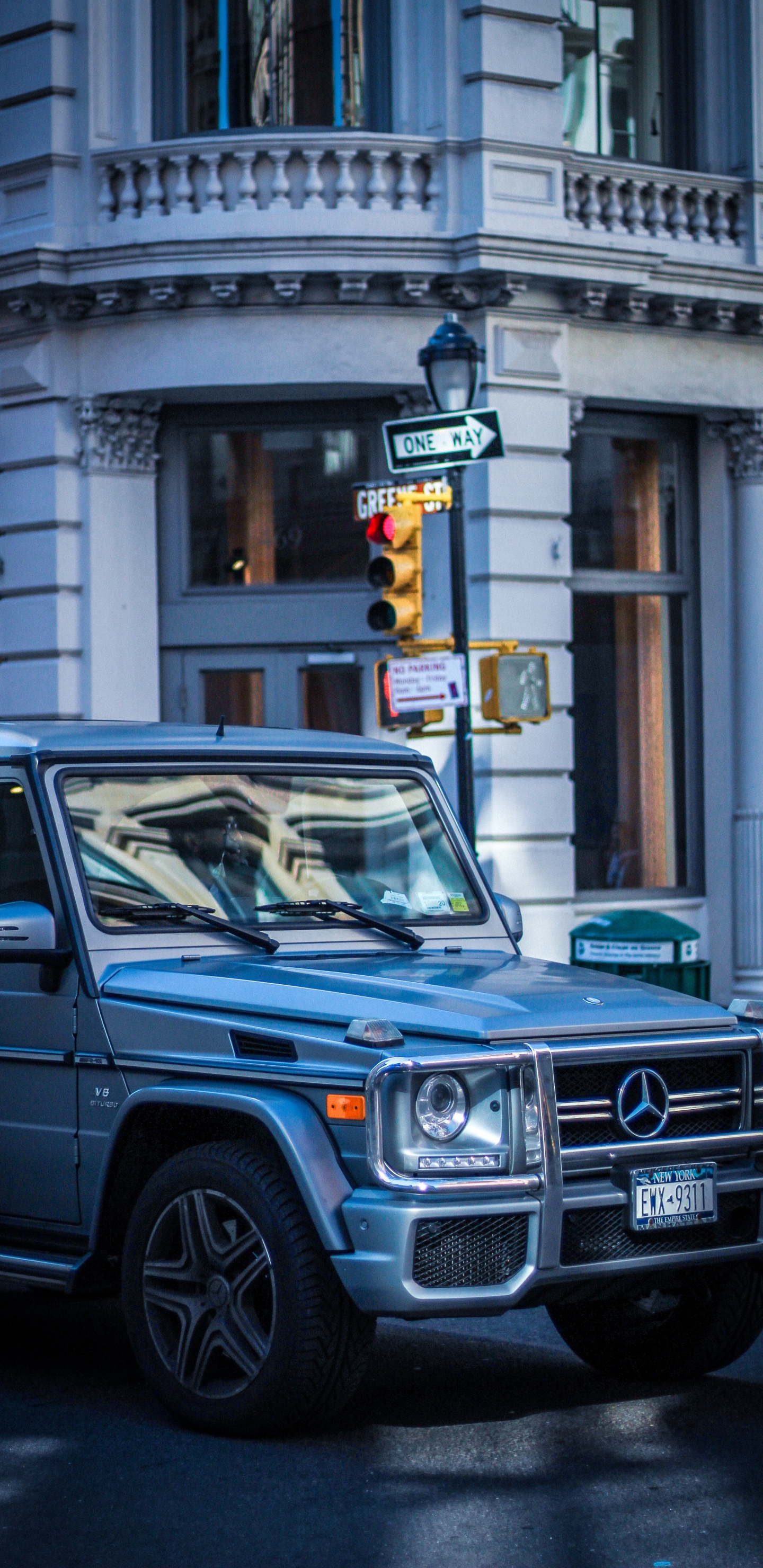 Blauer Mercedes-Benz G-Klasse-Geländewagen, Der Tagsüber Neben Einem Weißen Betongebäude Geparkt Ist?. Wallpaper in 1440x2960 Resolution