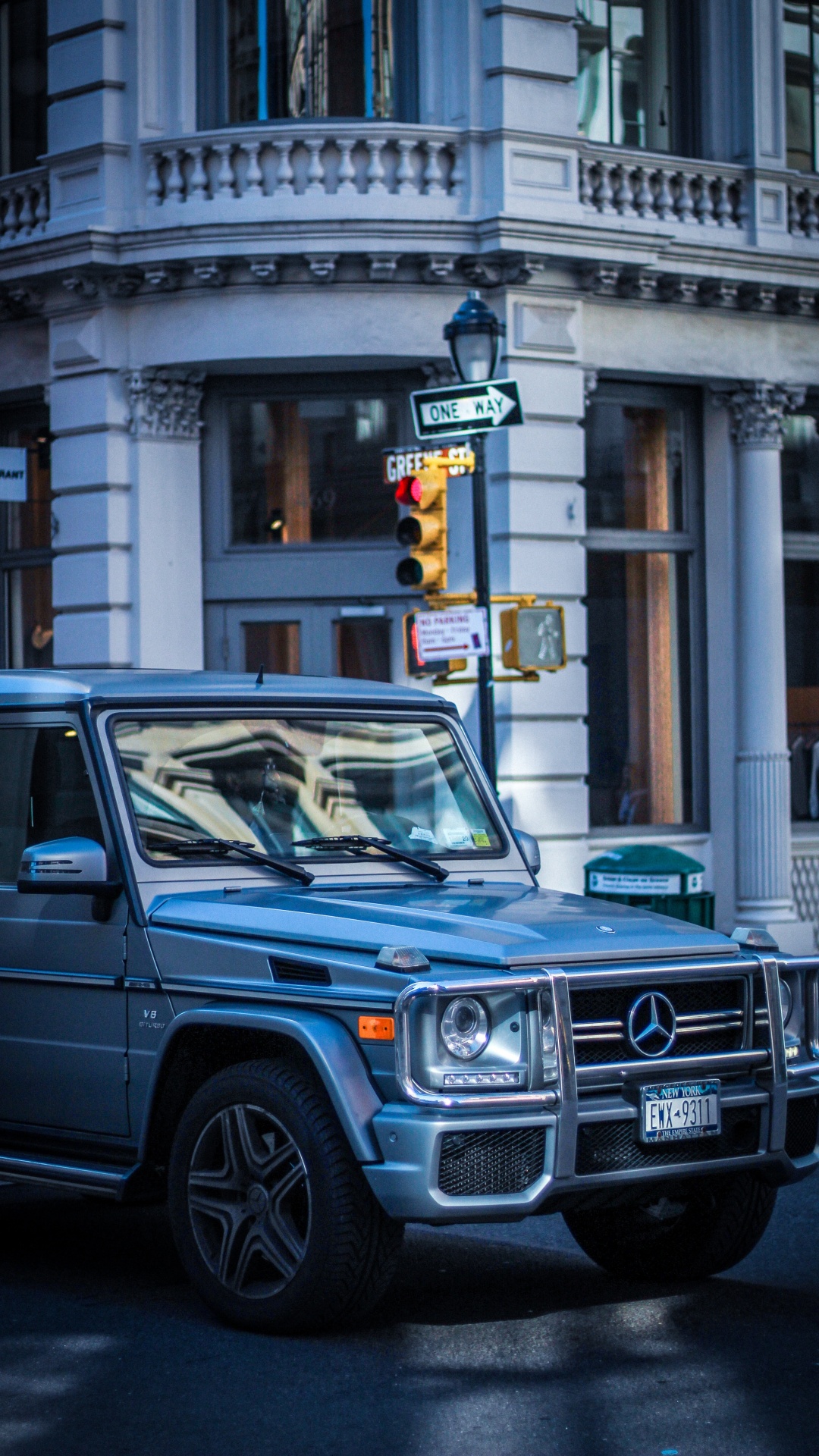 Mercedes Benz Classe G Bleu Suv Garé à Côté D'un Bâtiment en Béton Blanc Pendant la Journée. Wallpaper in 1080x1920 Resolution