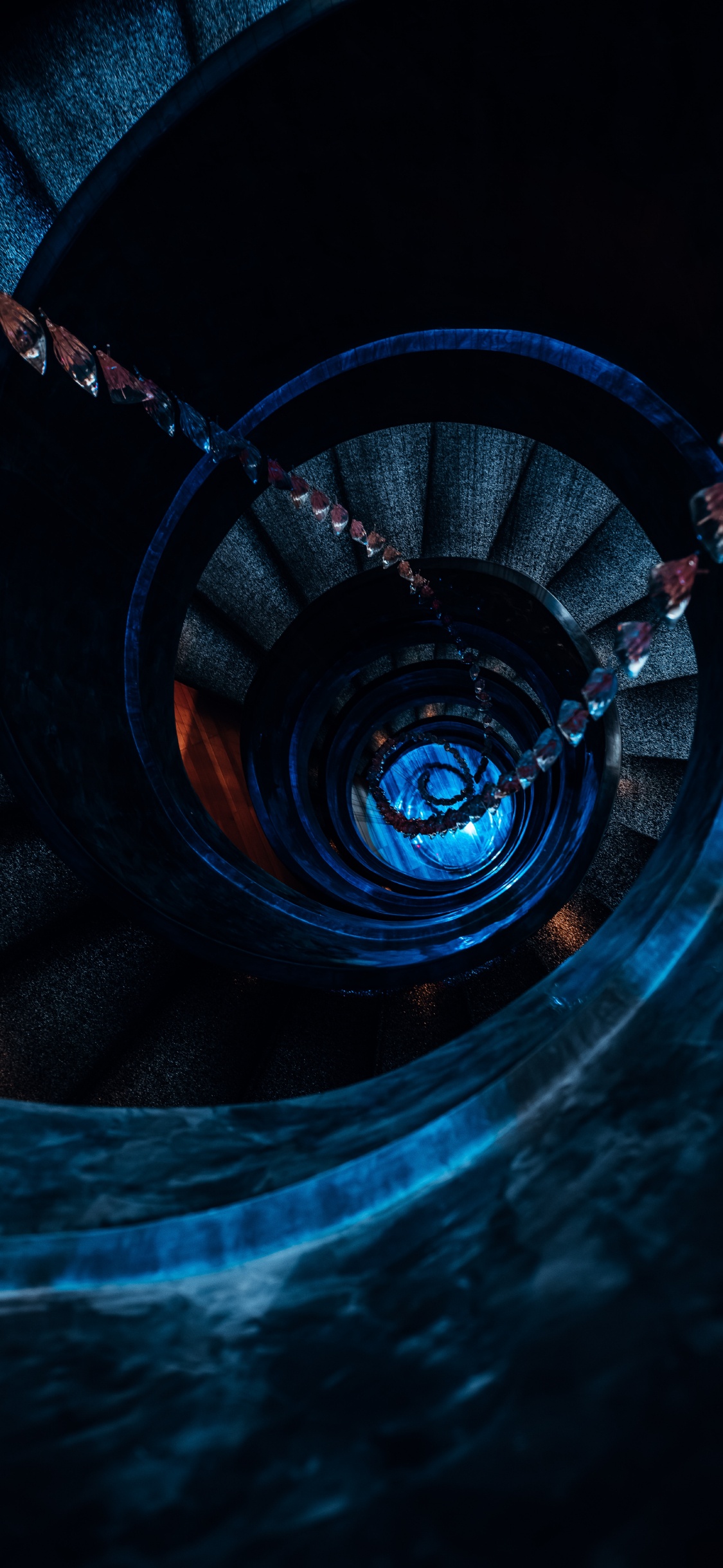 Escalier en Colimaçon Noir Avec Garde-corps en Métal Noir. Wallpaper in 1125x2436 Resolution