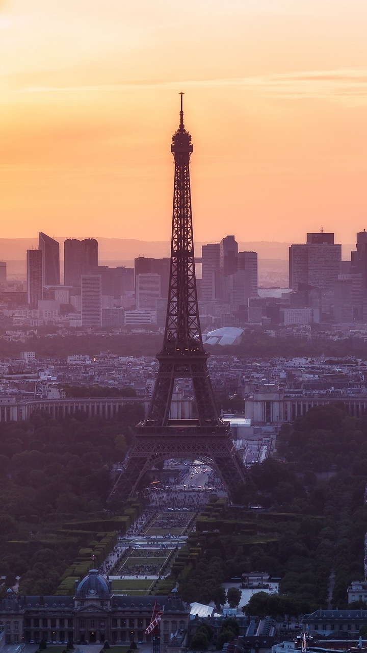 Eiffelturm in Paris Bei Sonnenuntergang. Wallpaper in 720x1280 Resolution