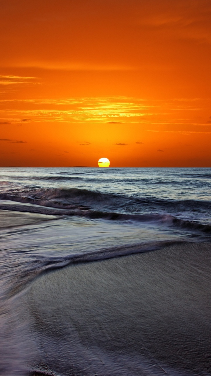 Meereswellen, Die Während Des Sonnenuntergangs an Land Krachen. Wallpaper in 720x1280 Resolution