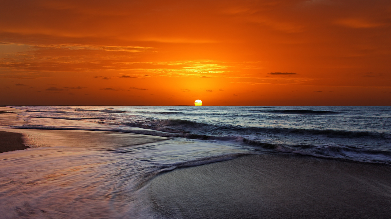 Sea Waves Crashing on Shore During Sunset. Wallpaper in 1280x720 Resolution