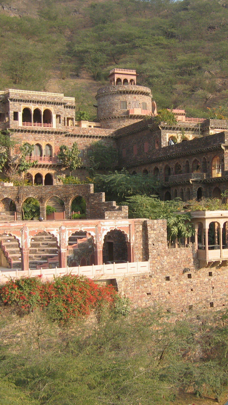 Bâtiment en Béton Brun Près Des Arbres Verts Pendant la Journée. Wallpaper in 750x1334 Resolution