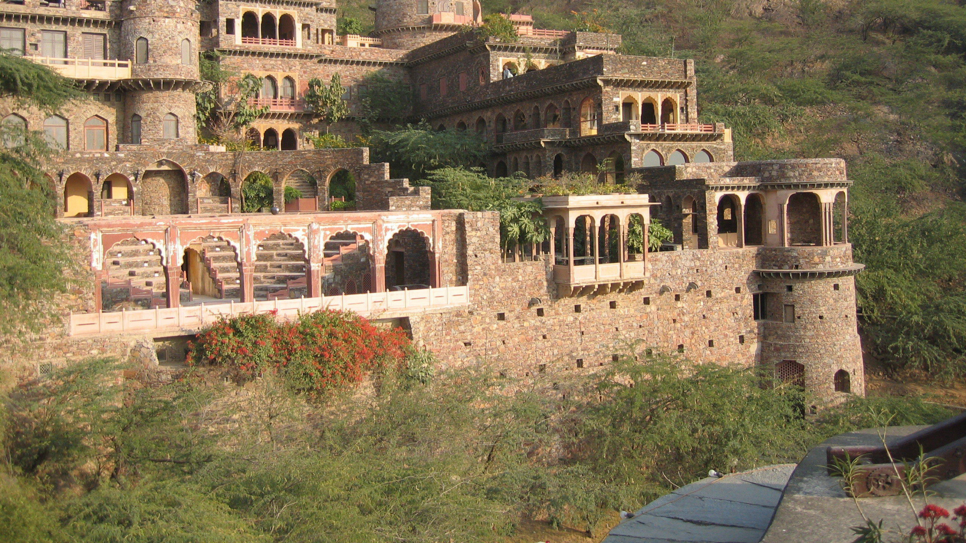 Brown Concrete Building Near Green Trees During Daytime. Wallpaper in 1920x1080 Resolution