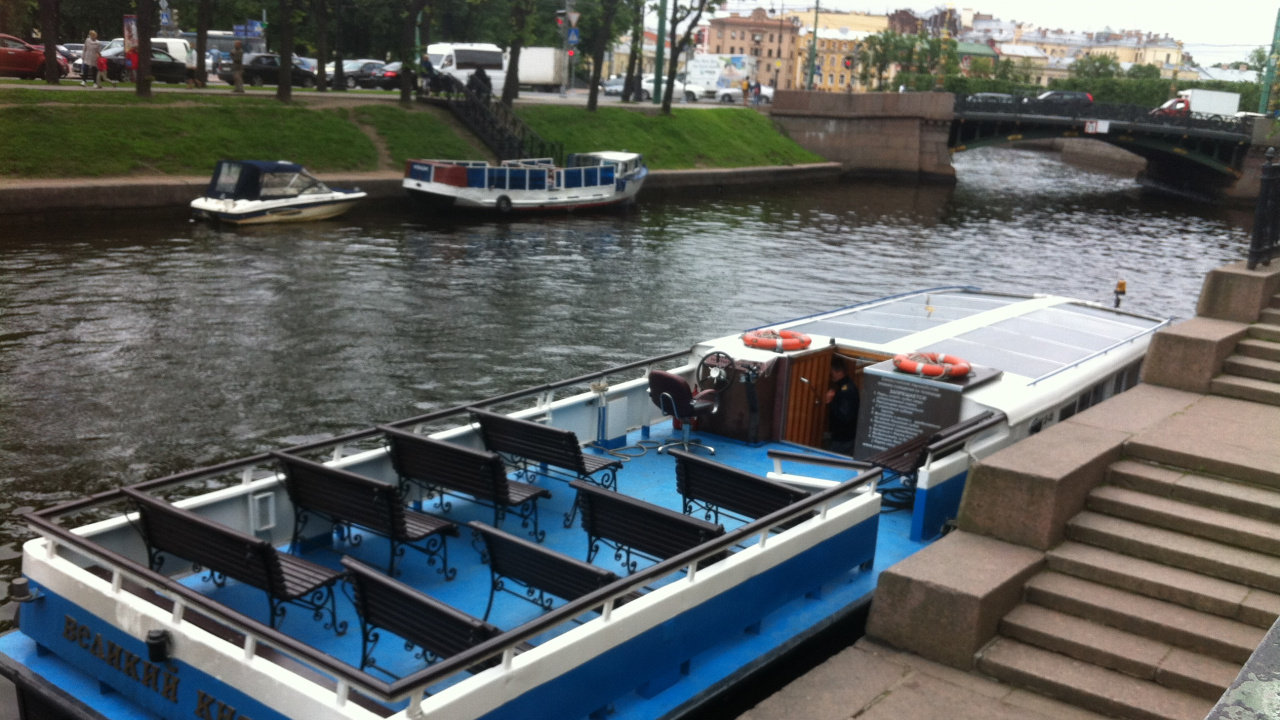 Blue and White Boat on River During Daytime. Wallpaper in 1280x720 Resolution