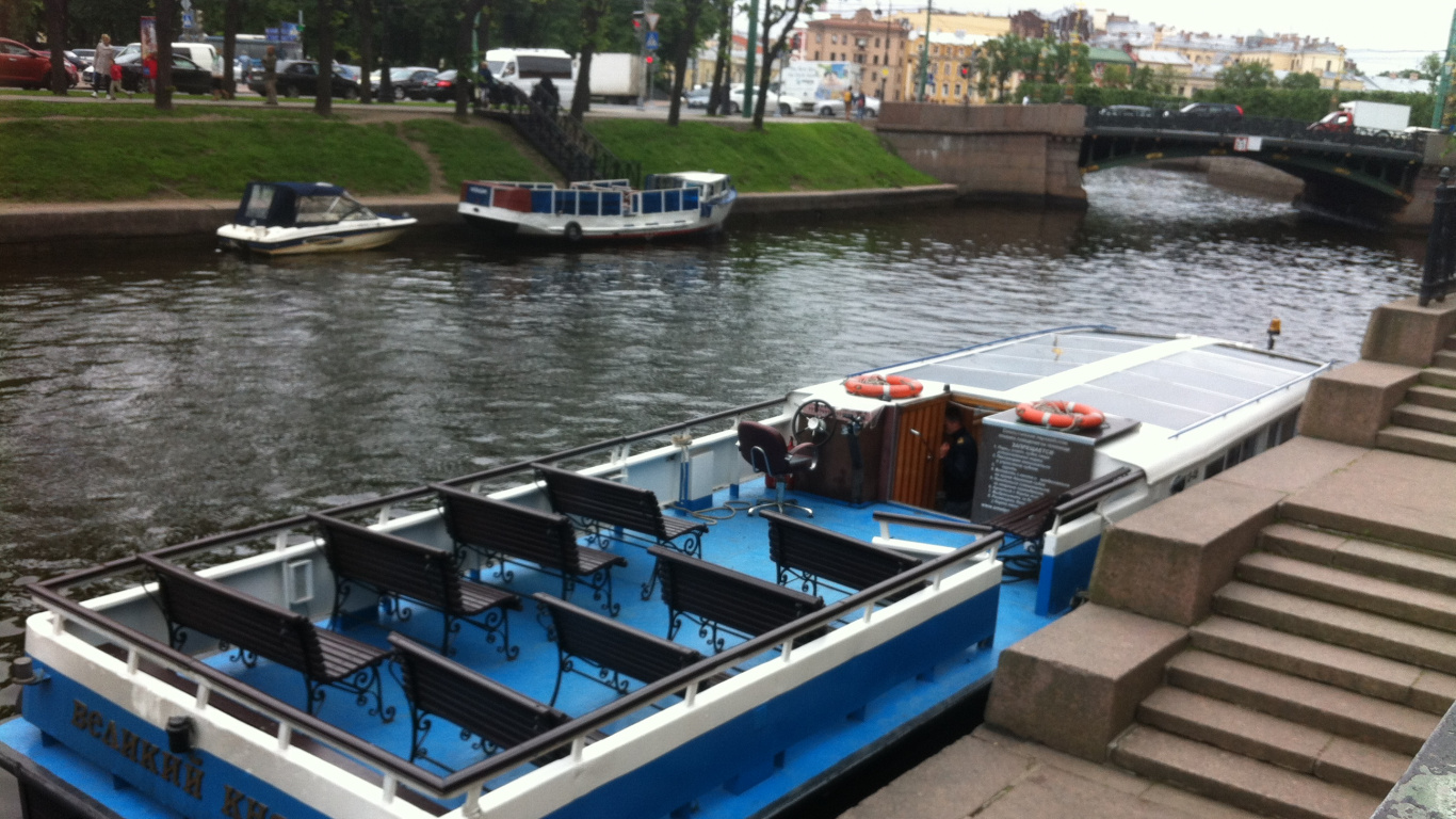 Blue and White Boat on River During Daytime. Wallpaper in 1366x768 Resolution