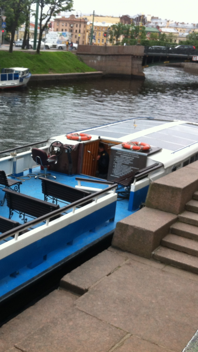 Blue and White Boat on River During Daytime. Wallpaper in 750x1334 Resolution