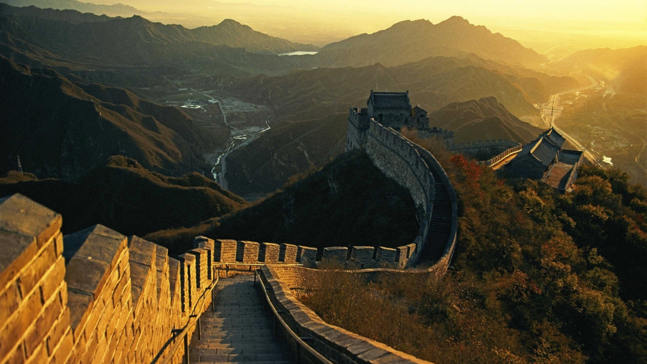 Edificio de Hormigón Marrón en la Cima de la Montaña Durante el Día. Wallpaper in 1280x720 Resolution