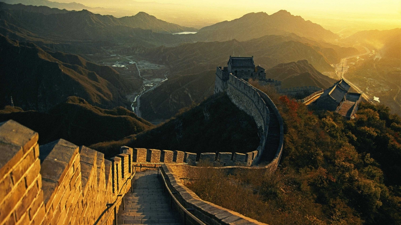 Edificio de Hormigón Marrón en la Cima de la Montaña Durante el Día. Wallpaper in 1366x768 Resolution