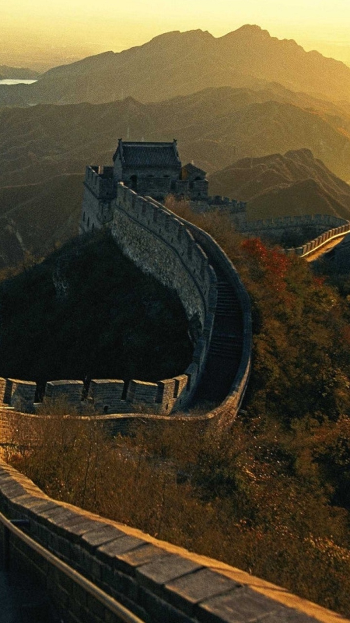 Braunes Betongebäude Auf Dem Gipfel Des Berges Tagsüber. Wallpaper in 720x1280 Resolution