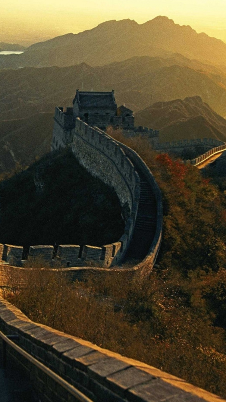 Braunes Betongebäude Auf Dem Gipfel Des Berges Tagsüber. Wallpaper in 750x1334 Resolution