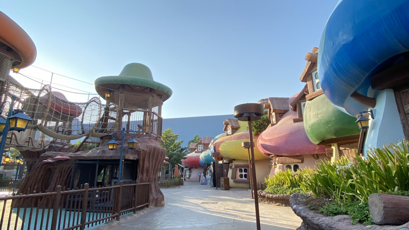 Resort, Water, Real Estate, Tourism, Public Space. Wallpaper in 1366x768 Resolution