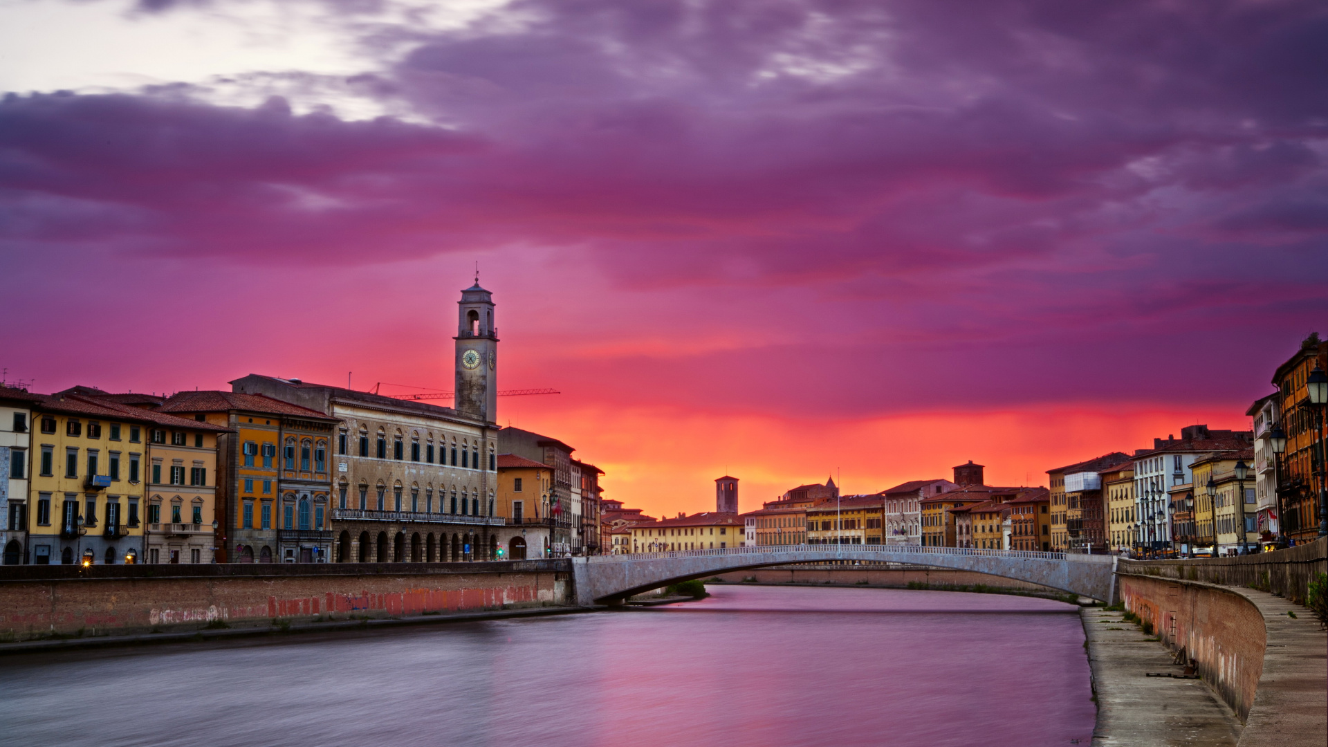 Braunes Betongebäude in Der Nähe Des Flusses Während Der Nachtzeit. Wallpaper in 1920x1080 Resolution