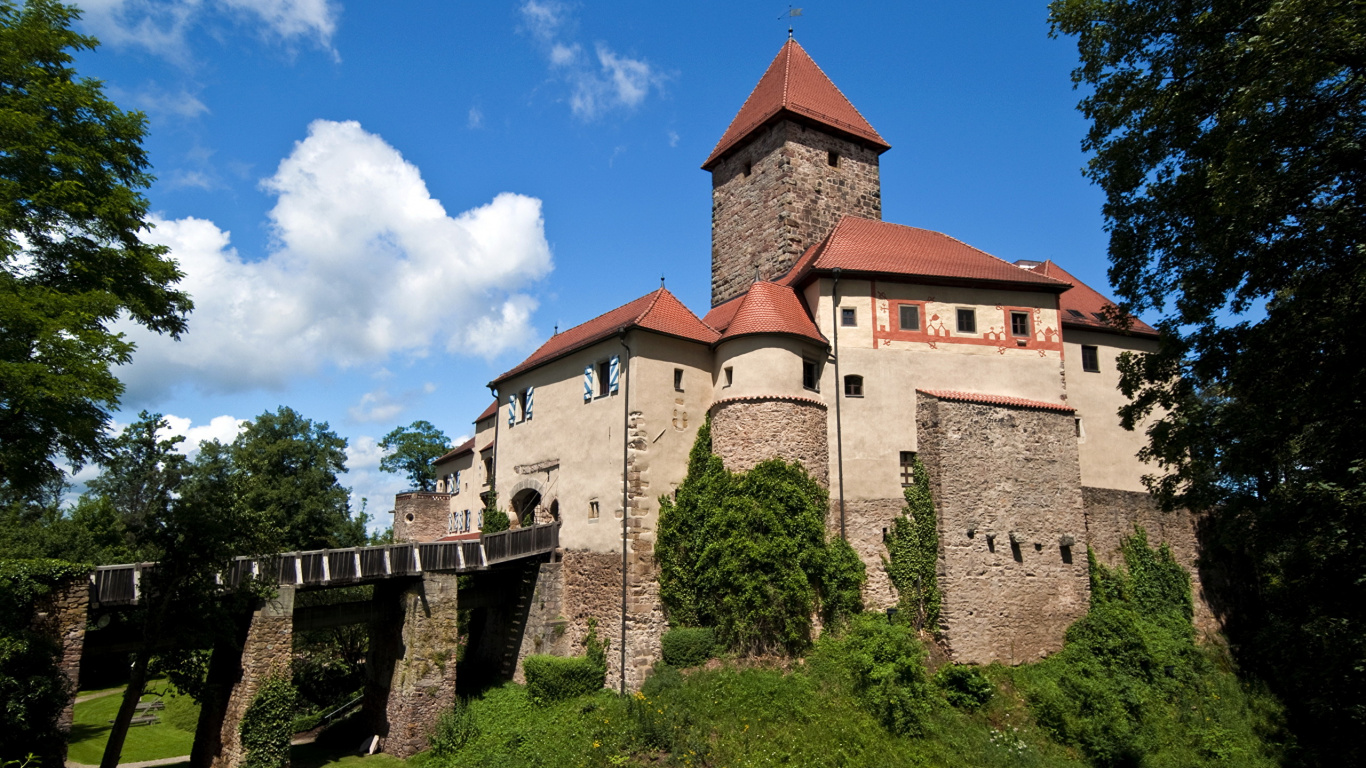 Bâtiment en Briques Brunes Sous Ciel Bleu Pendant la Journée. Wallpaper in 1366x768 Resolution