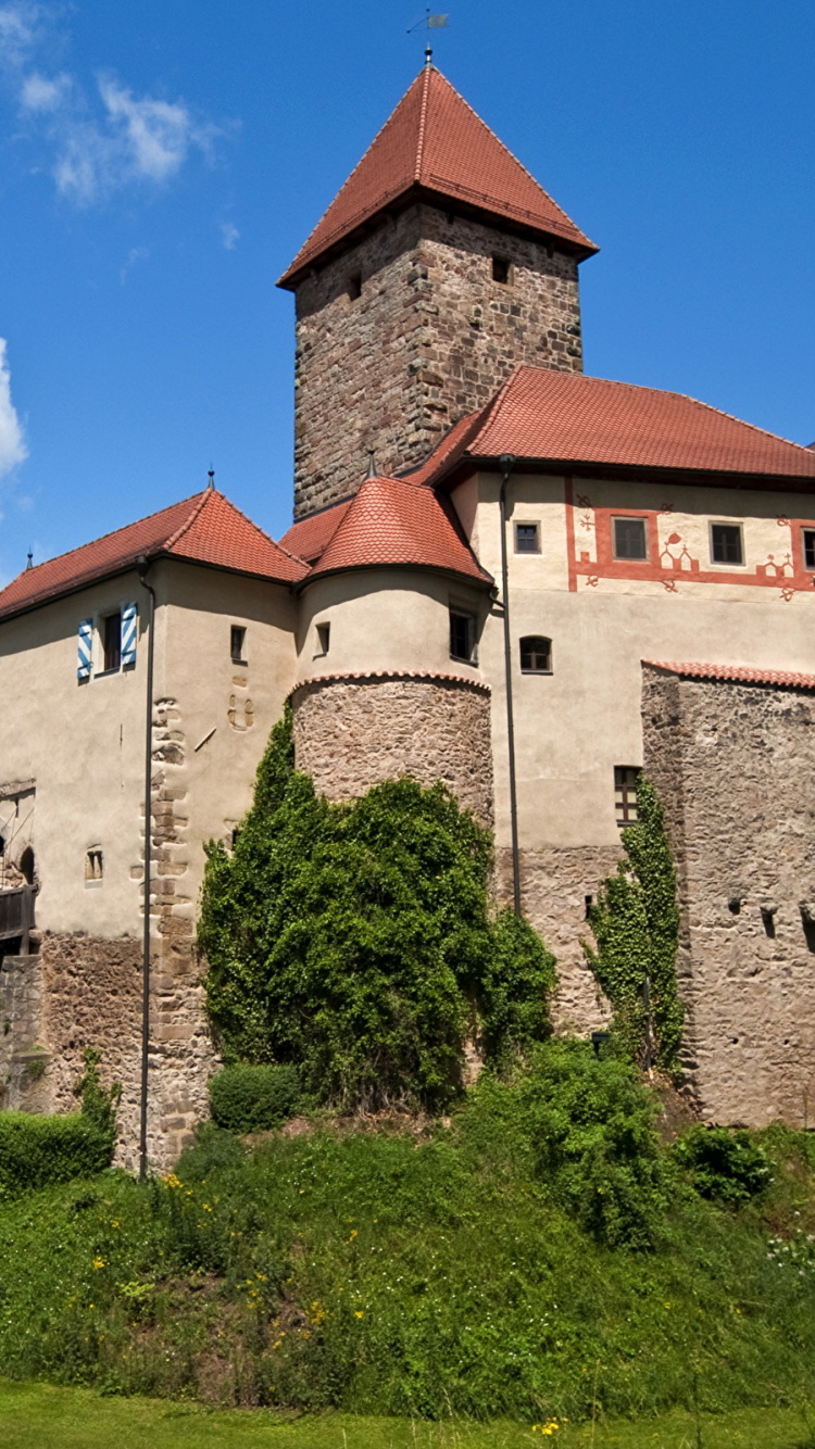 Brown Brick Building Under Blue Sky During Daytime. Wallpaper in 750x1334 Resolution