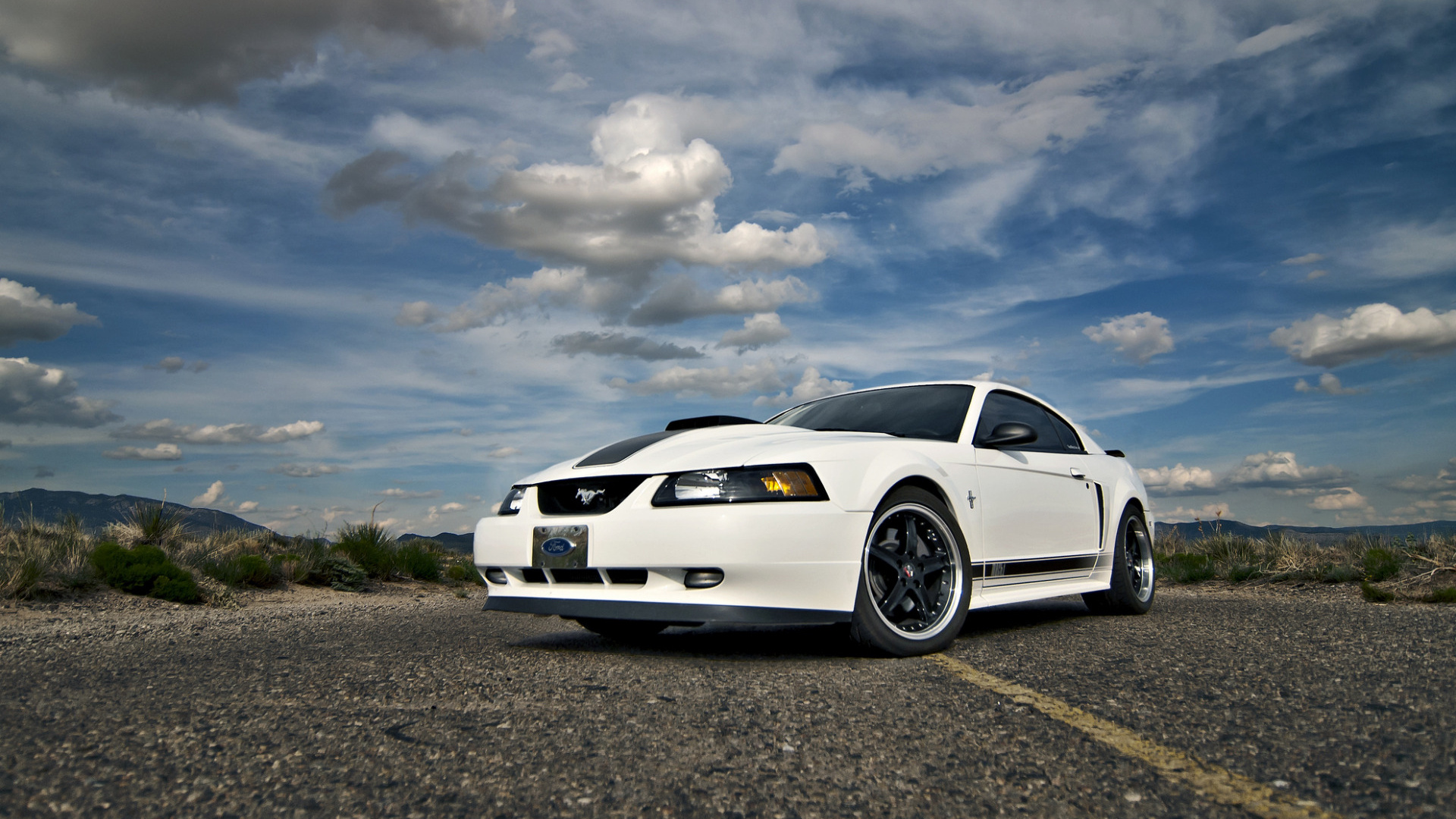 Porsche 911 Blanco Sobre la Carretera de Asfalto Gris Bajo el Cielo Nublado Gris. Wallpaper in 1920x1080 Resolution