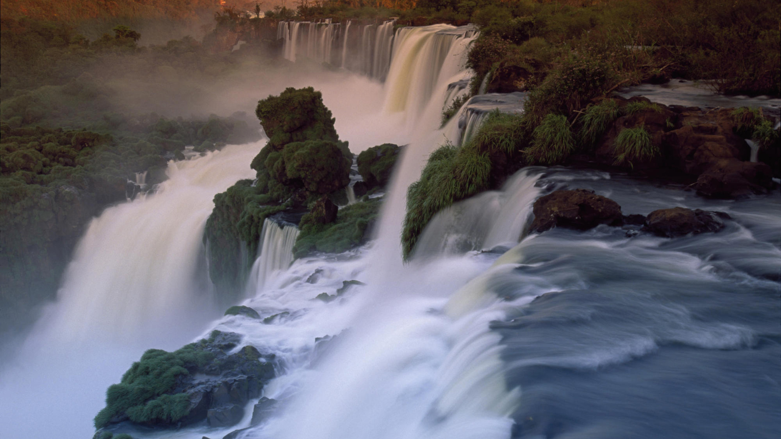 Cascadas en Medio Del Bosque Durante la Puesta de Sol. Wallpaper in 2560x1440 Resolution