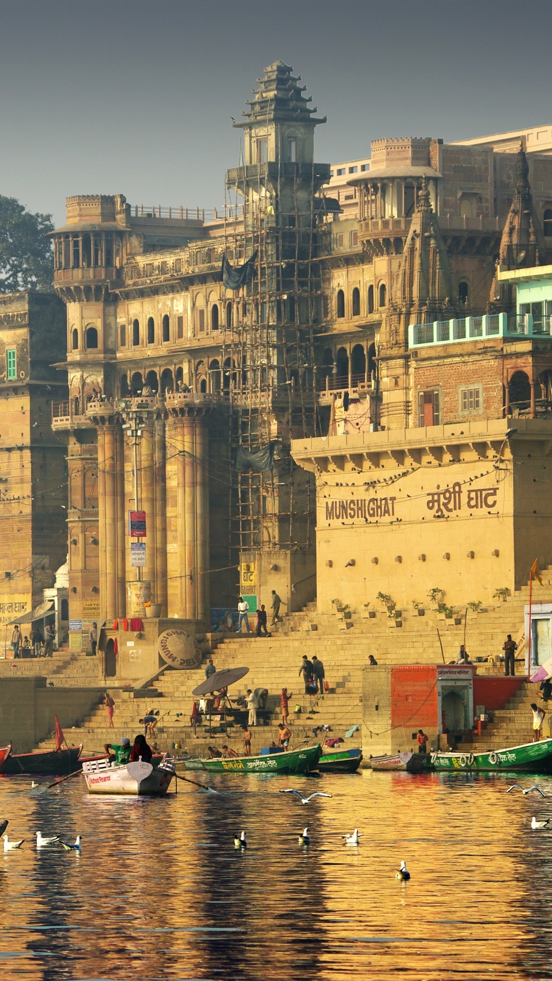 Bâtiment en Béton Brun Près D'un Plan D'eau Pendant la Journée. Wallpaper in 1080x1920 Resolution