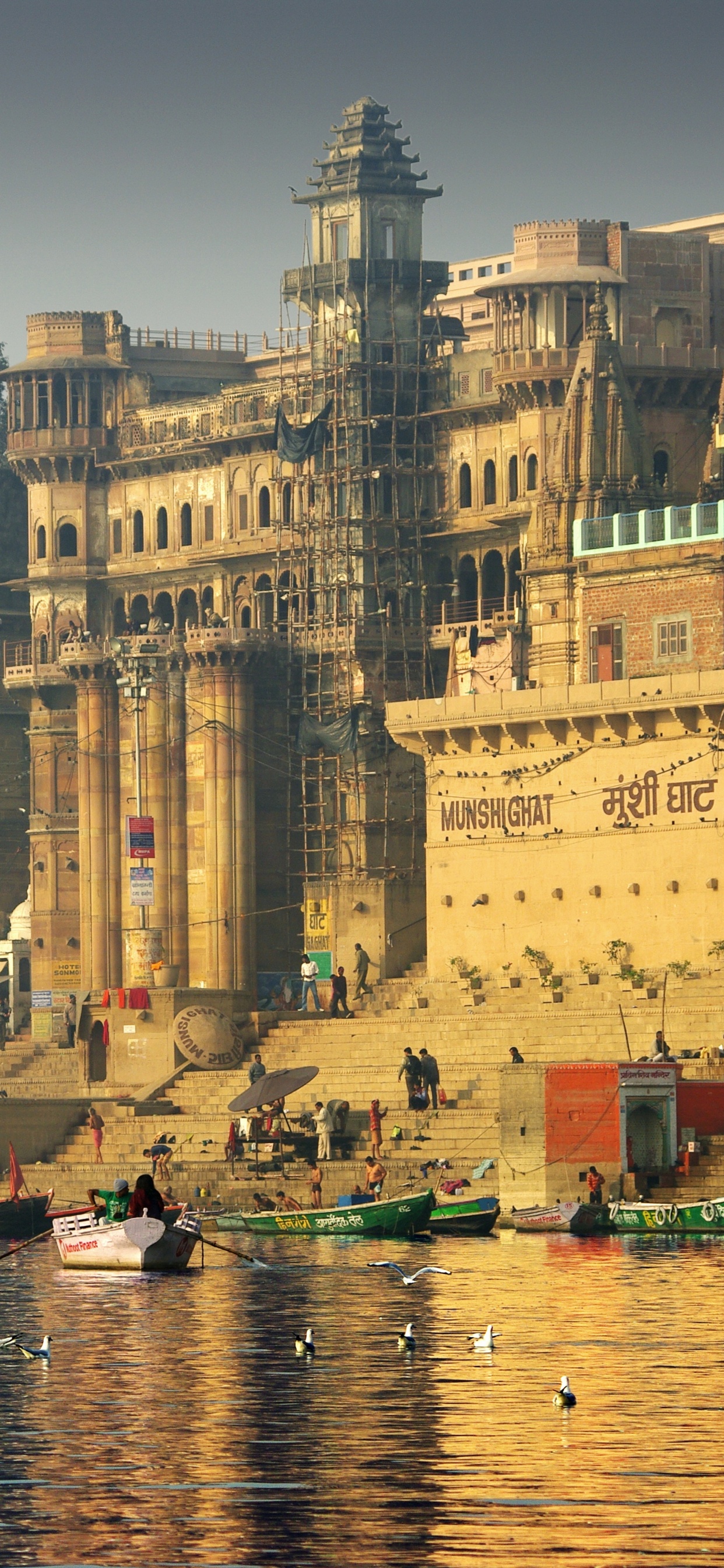 Bâtiment en Béton Brun Près D'un Plan D'eau Pendant la Journée. Wallpaper in 1242x2688 Resolution