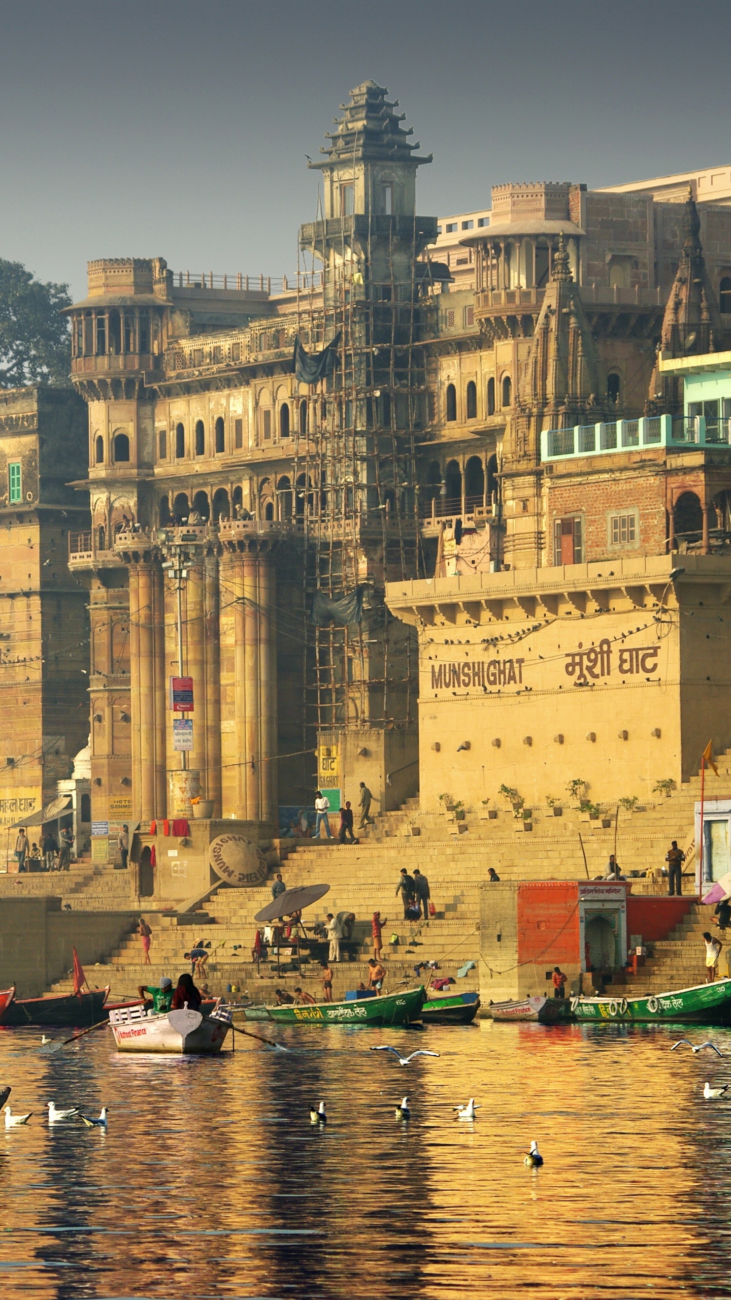 Edificio de Hormigón Marrón Cerca Del Cuerpo de Agua Durante el Día. Wallpaper in 1440x2560 Resolution