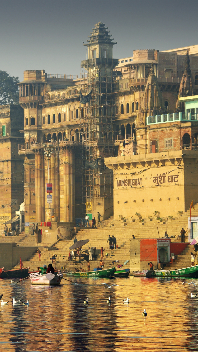Edificio de Hormigón Marrón Cerca Del Cuerpo de Agua Durante el Día. Wallpaper in 750x1334 Resolution