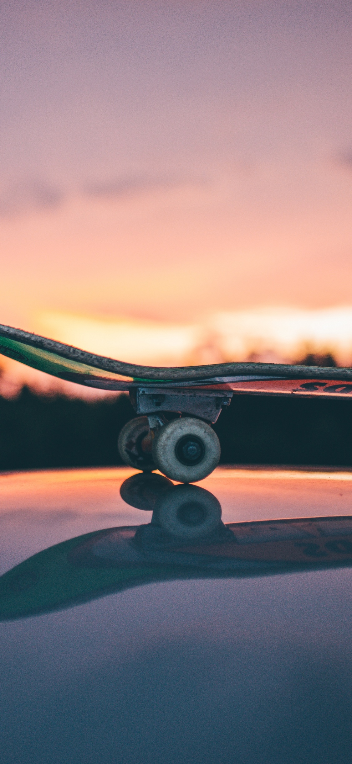 Avion Gris et Noir Sur Champ Marron Sous Des Nuages Blancs et Ciel Bleu Pendant la Journée. Wallpaper in 1125x2436 Resolution