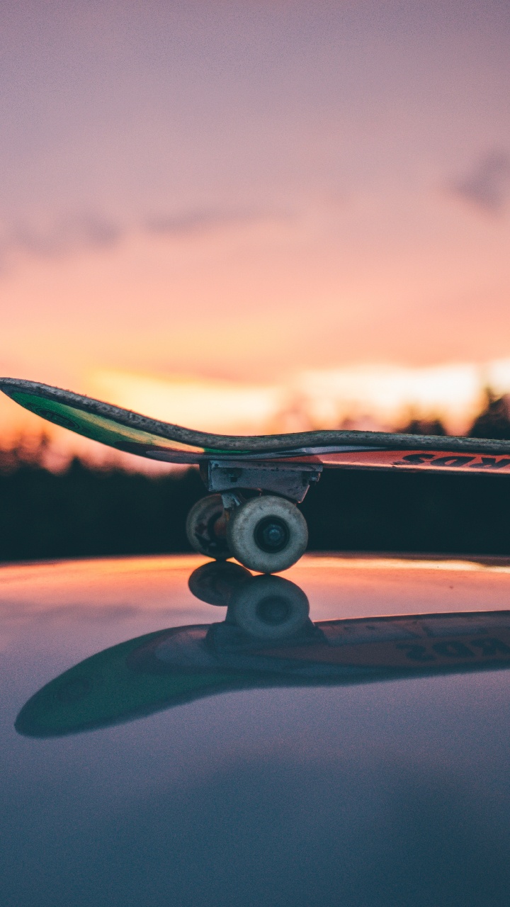 Avion Gris et Noir Sur Champ Marron Sous Des Nuages Blancs et Ciel Bleu Pendant la Journée. Wallpaper in 720x1280 Resolution