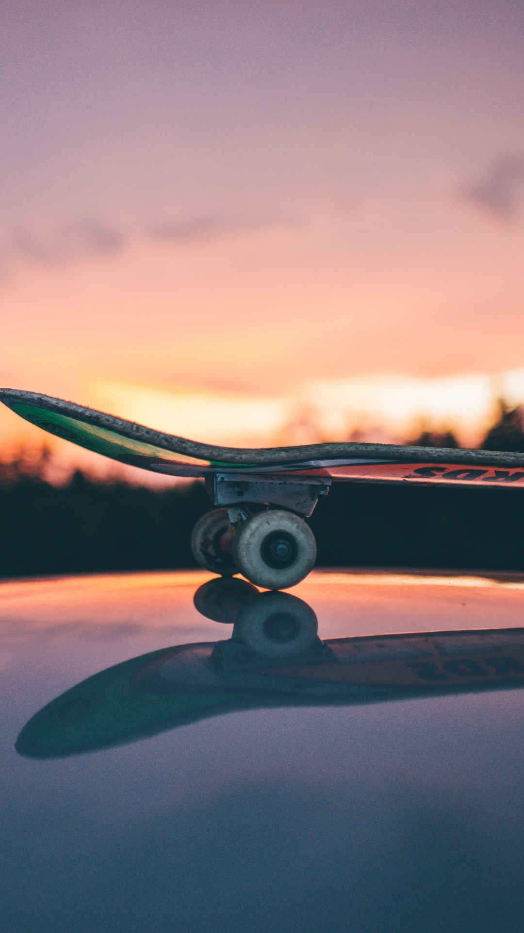 Graues Und Schwarzes Flugzeug Auf Braunem Feld Unter Weißen Wolken Und Blauem Himmel Tagsüber. Wallpaper in 1080x1920 Resolution