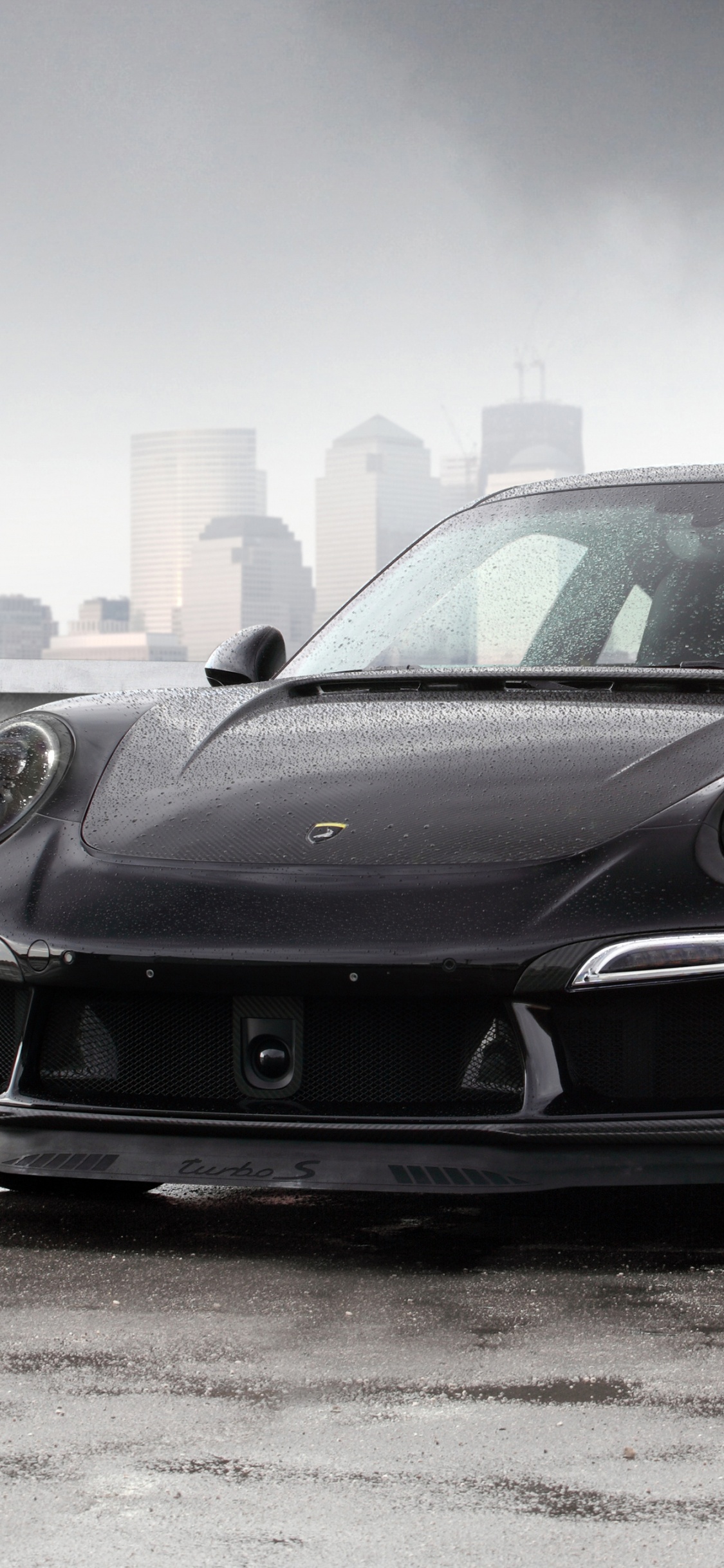 Porsche 911 Noire Sur Route. Wallpaper in 1125x2436 Resolution